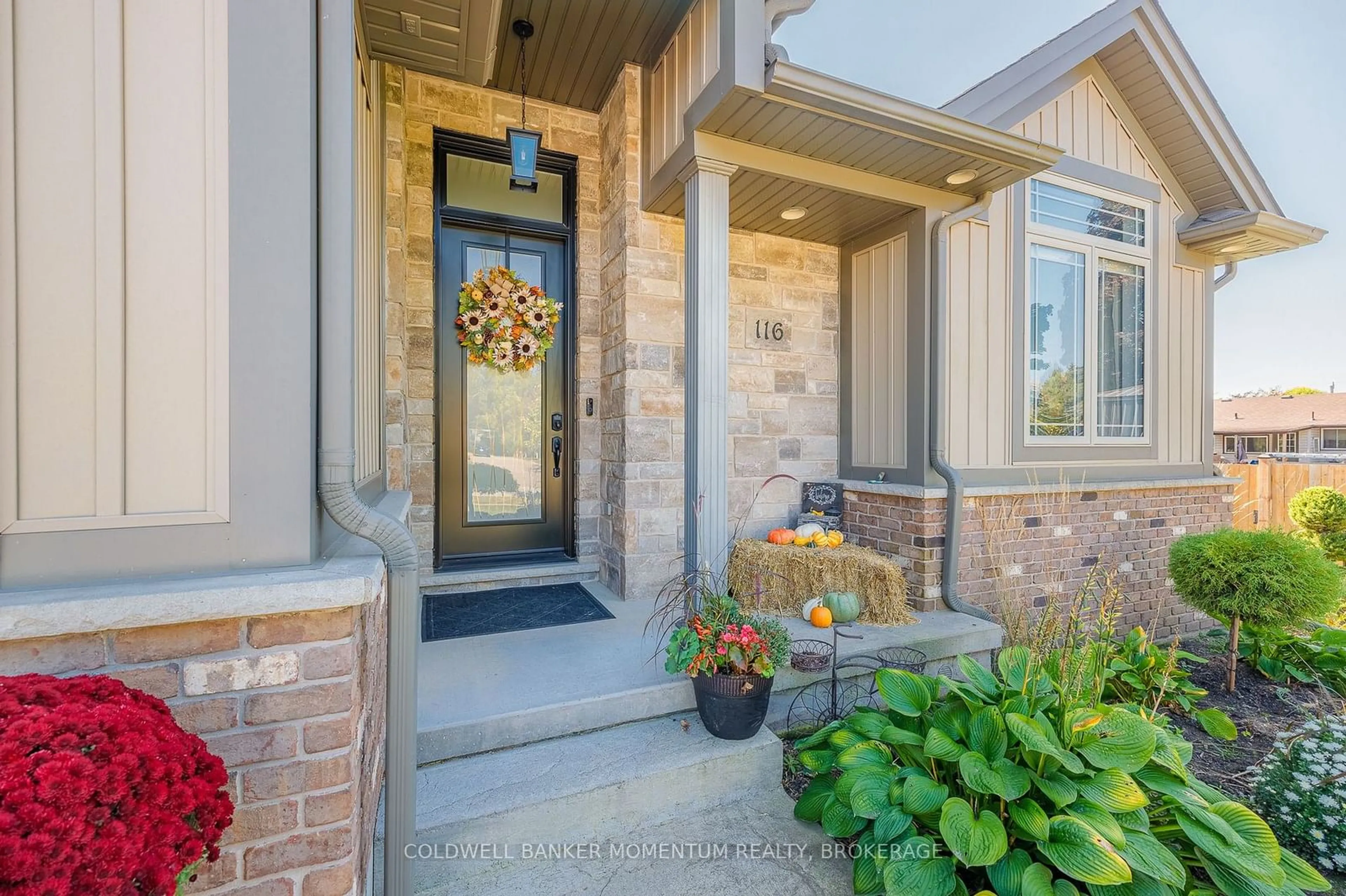 Indoor entryway, wood floors for 116 Sandra Dr, Pelham Ontario L0S 1C0