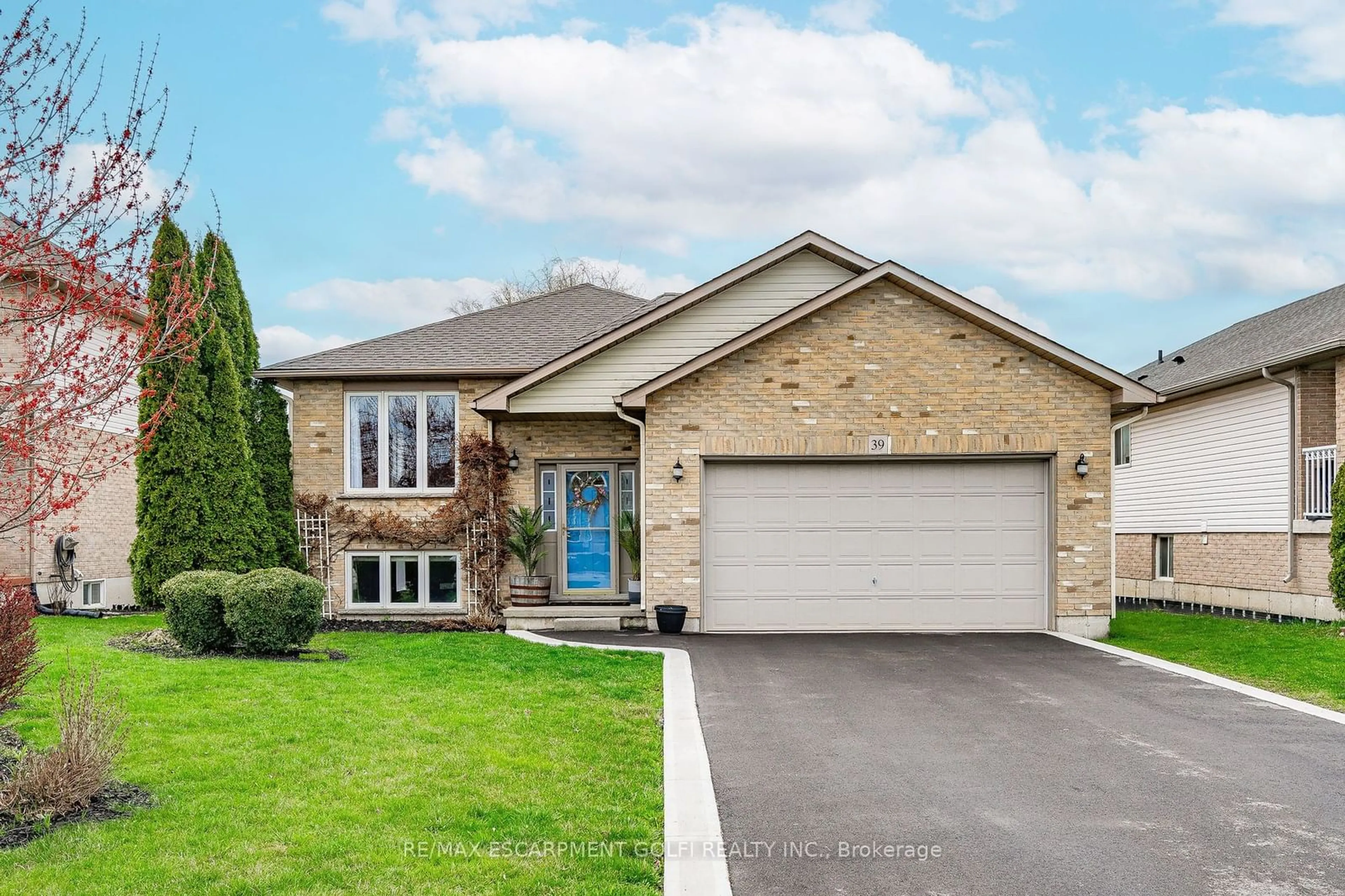 Frontside or backside of a home, cottage for 39 Spitfire Dr, Hamilton Ontario L0R 1W0