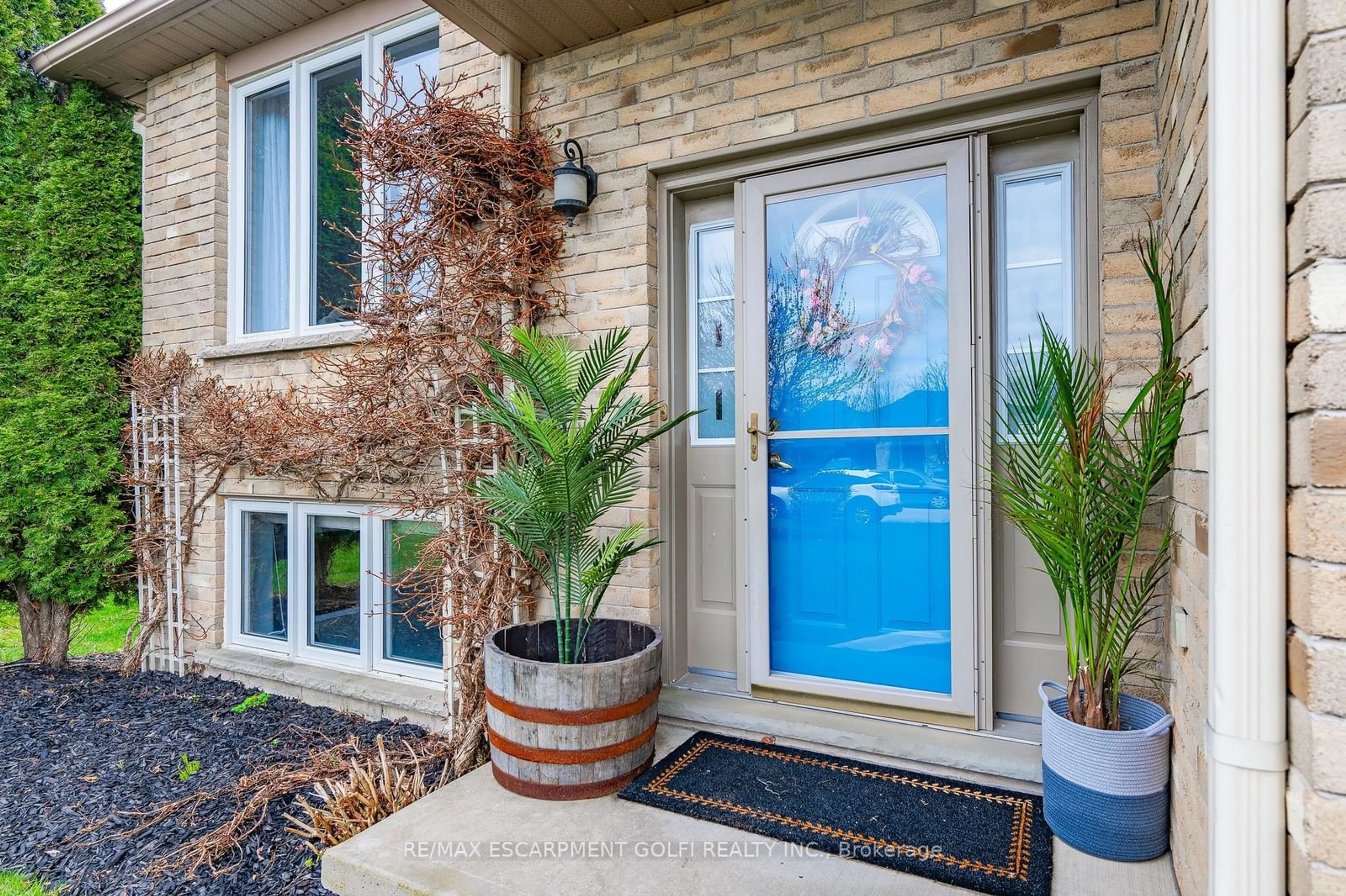 Indoor entryway, wood floors for 39 Spitfire Dr, Hamilton Ontario L0R 1W0