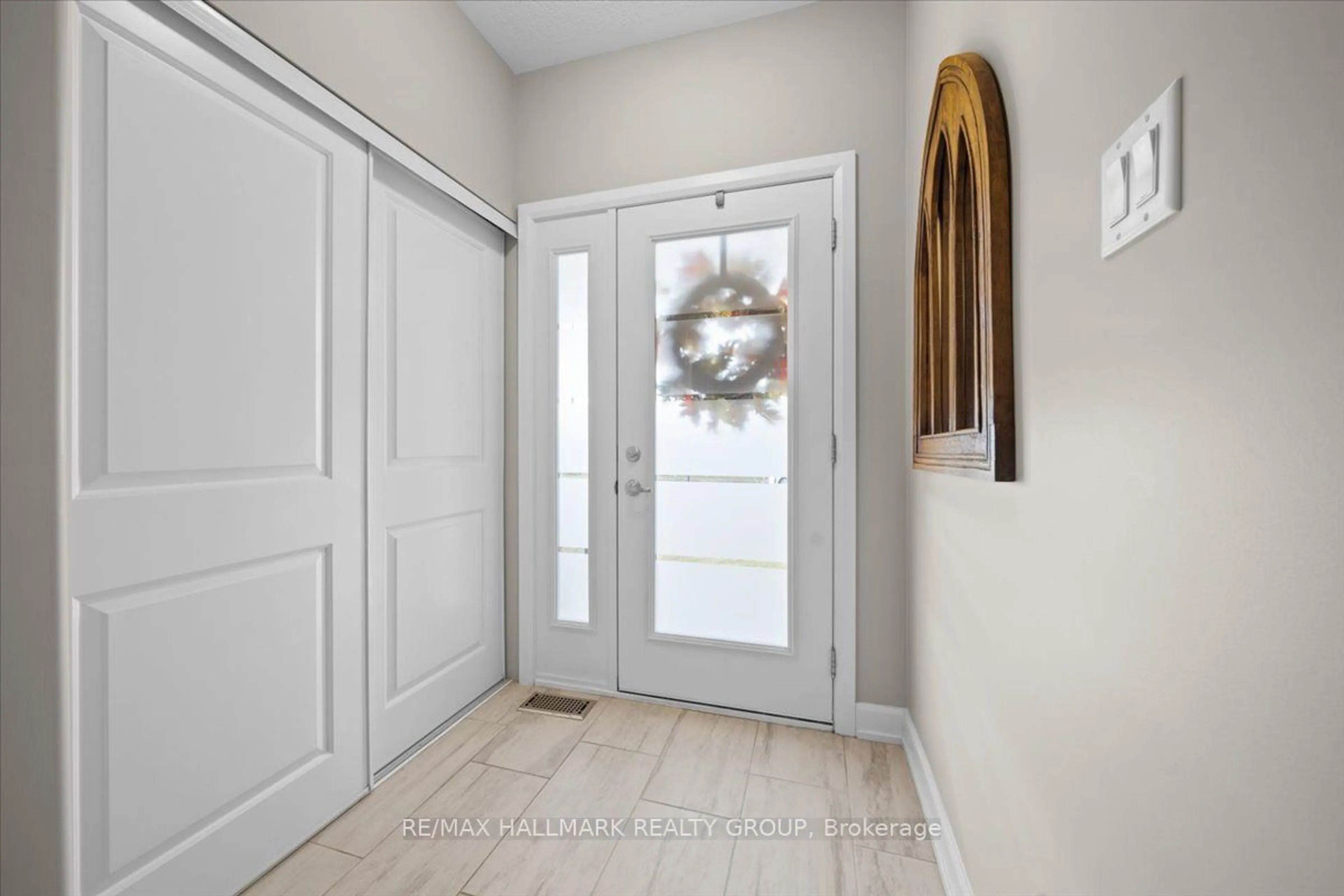 Indoor entryway, wood floors for 54 Vimy Ridge Cres, Arnprior Ontario K7S 0H7