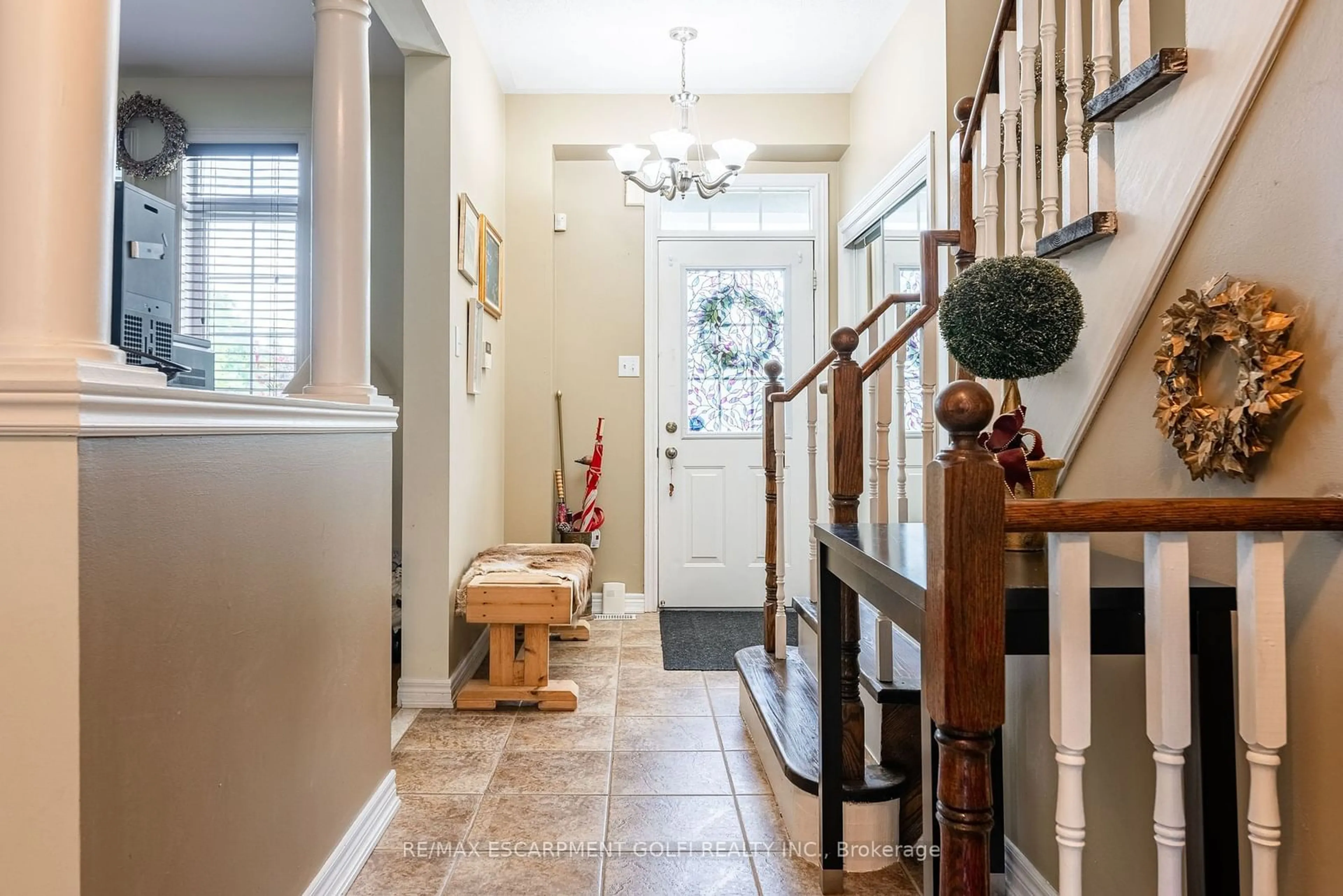 Indoor entryway, wood floors for 7 Northampton Blvd, Hamilton Ontario L8E 6C5