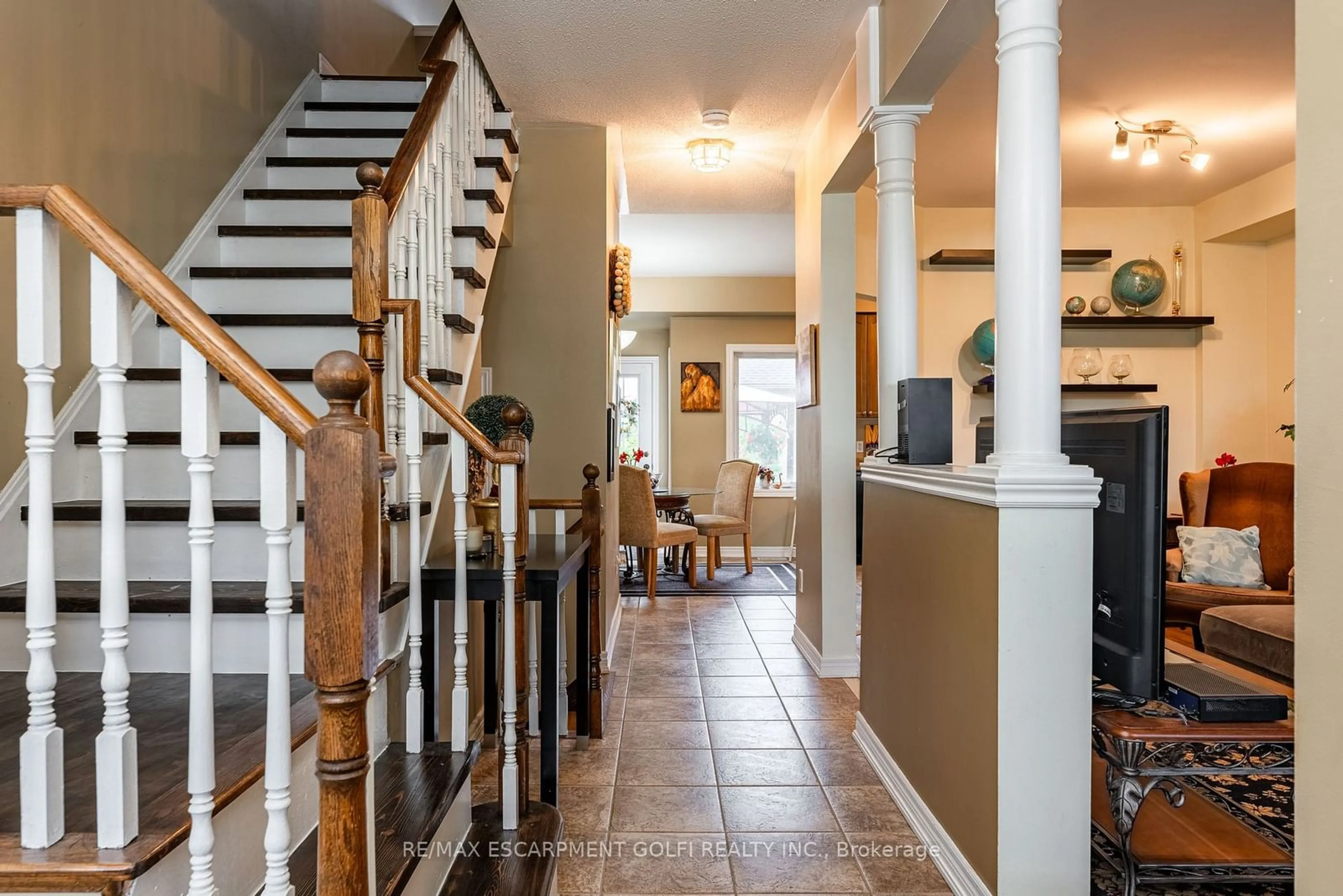 Indoor entryway, wood floors for 7 Northampton Blvd, Hamilton Ontario L8E 6C5