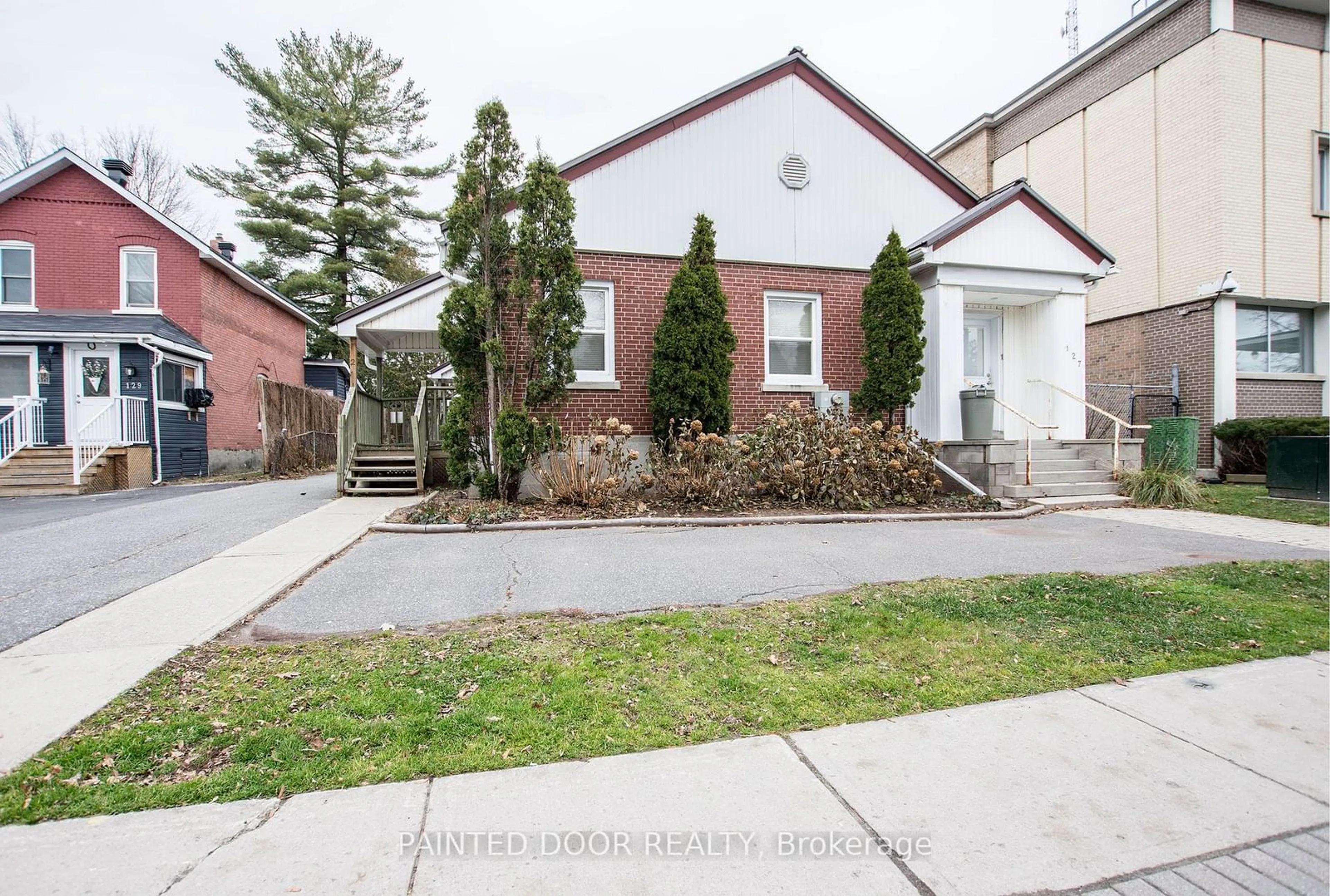 Frontside or backside of a home, the street view for 127 Manitoba St, Bracebridge Ontario P1L 2B7