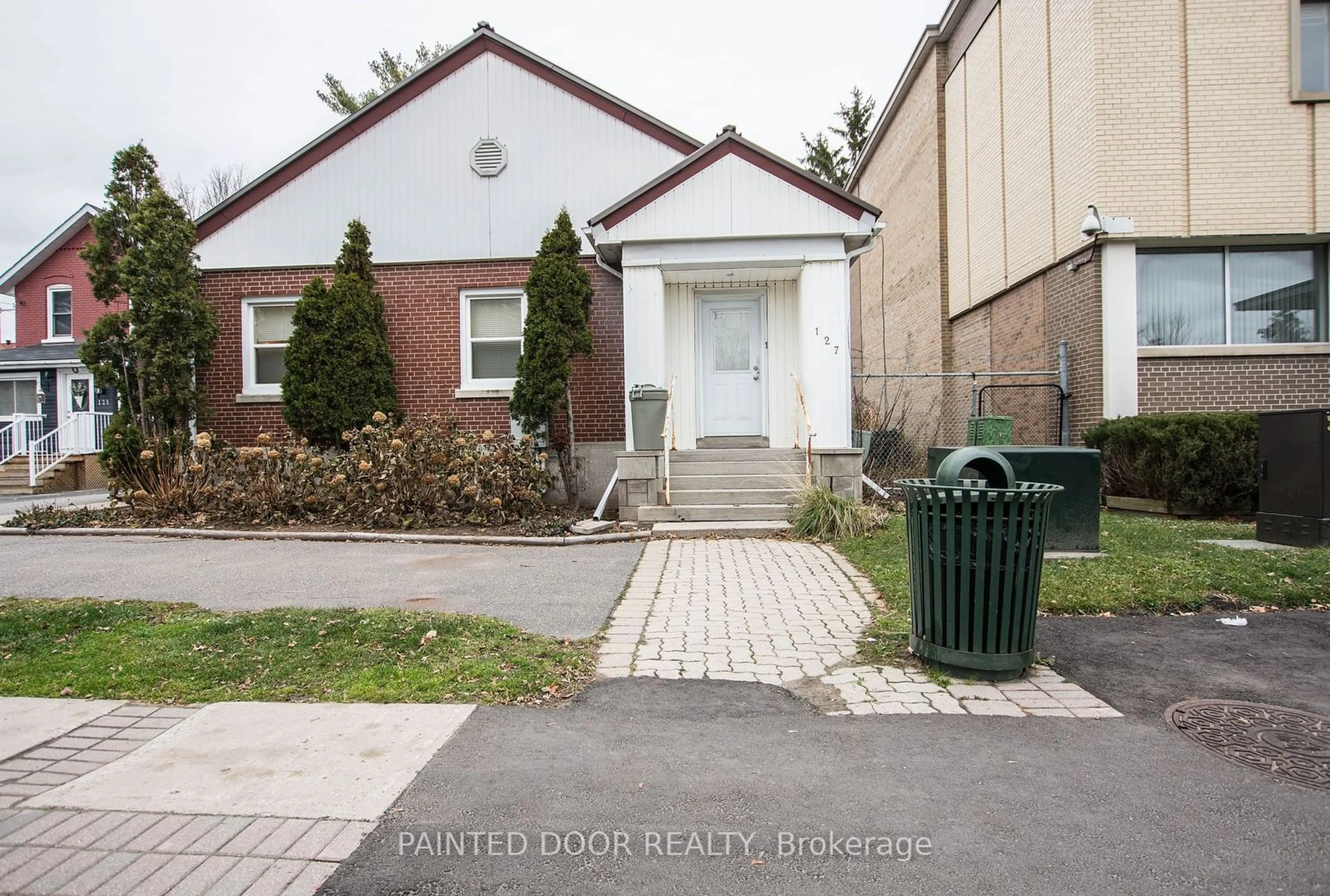 Frontside or backside of a home, the street view for 127 Manitoba St, Bracebridge Ontario P1L 2B7