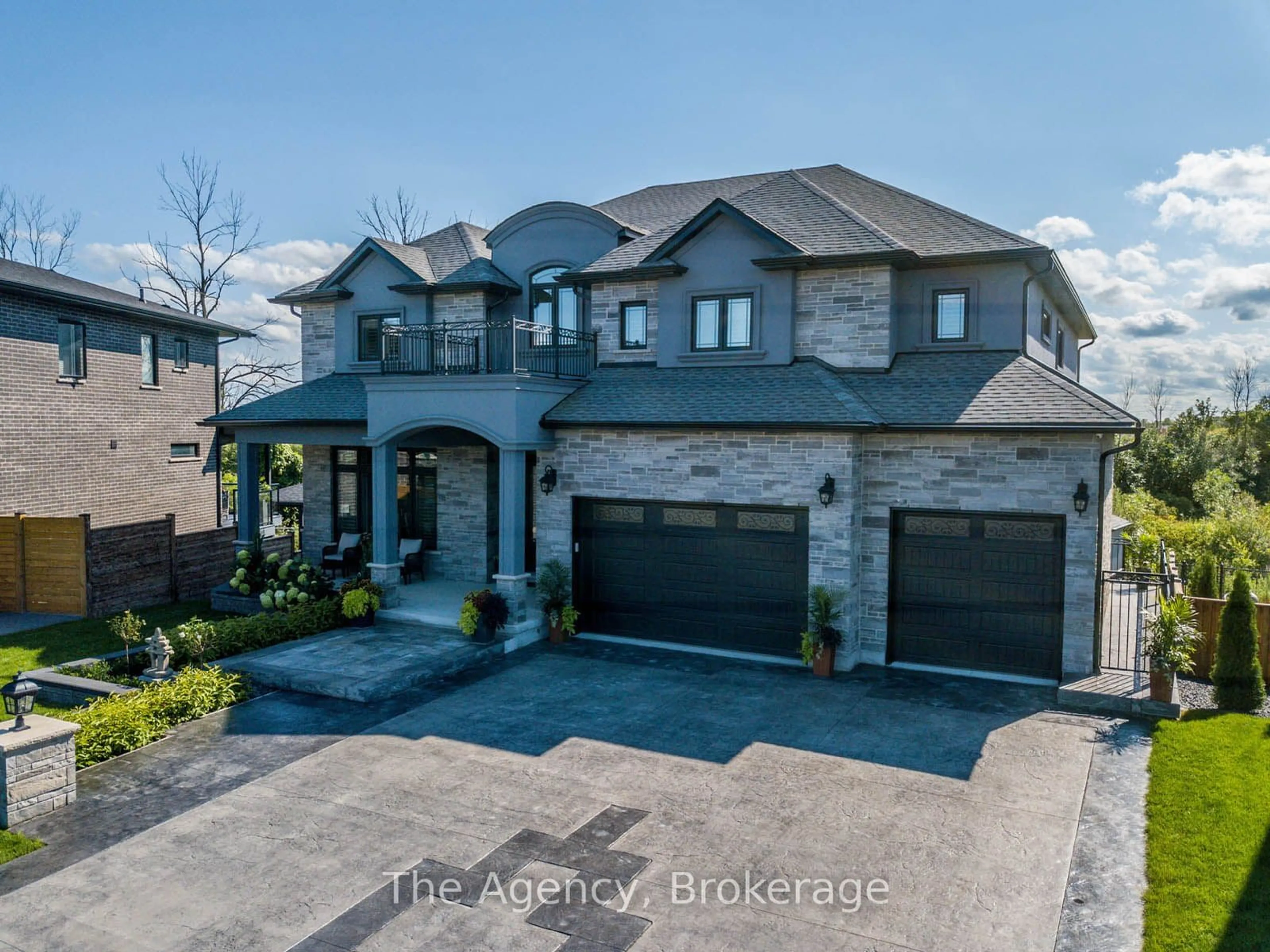 Frontside or backside of a home, the street view for 119 Willowbrook Dr, Welland Ontario L3C 0G2