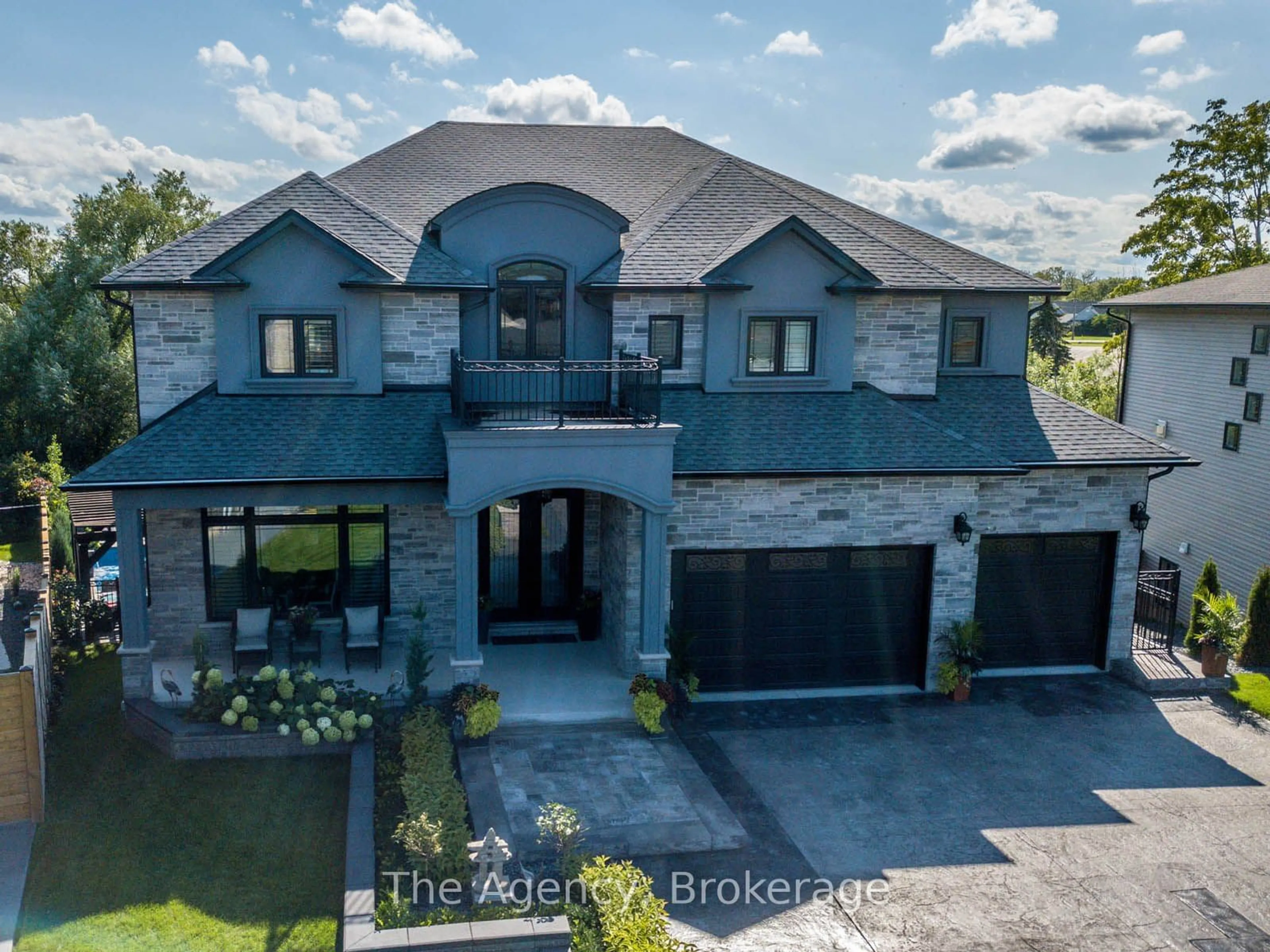 Frontside or backside of a home, the street view for 119 Willowbrook Dr, Welland Ontario L3C 0G2