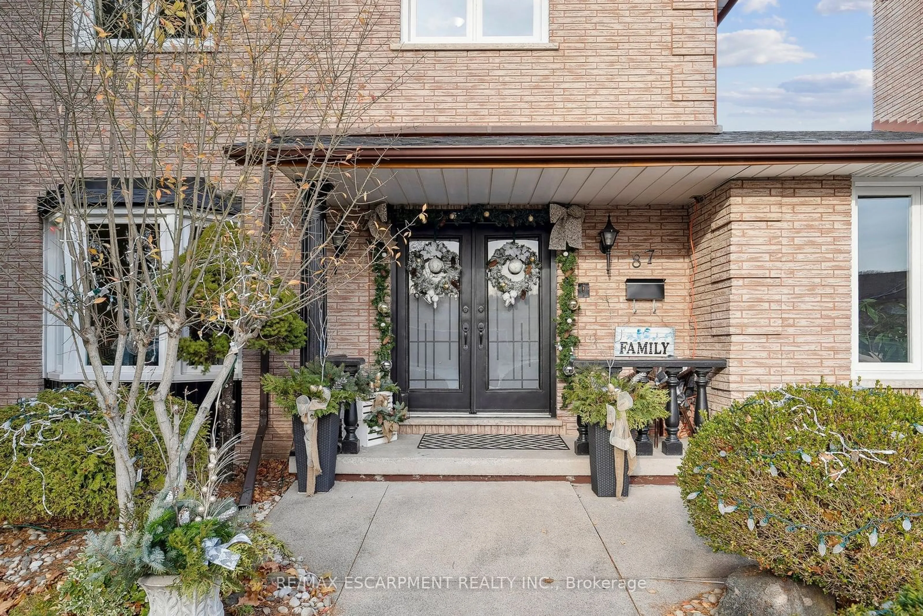 Indoor entryway, wood floors for 87 Monte Dr, Hamilton Ontario L8G 4M4