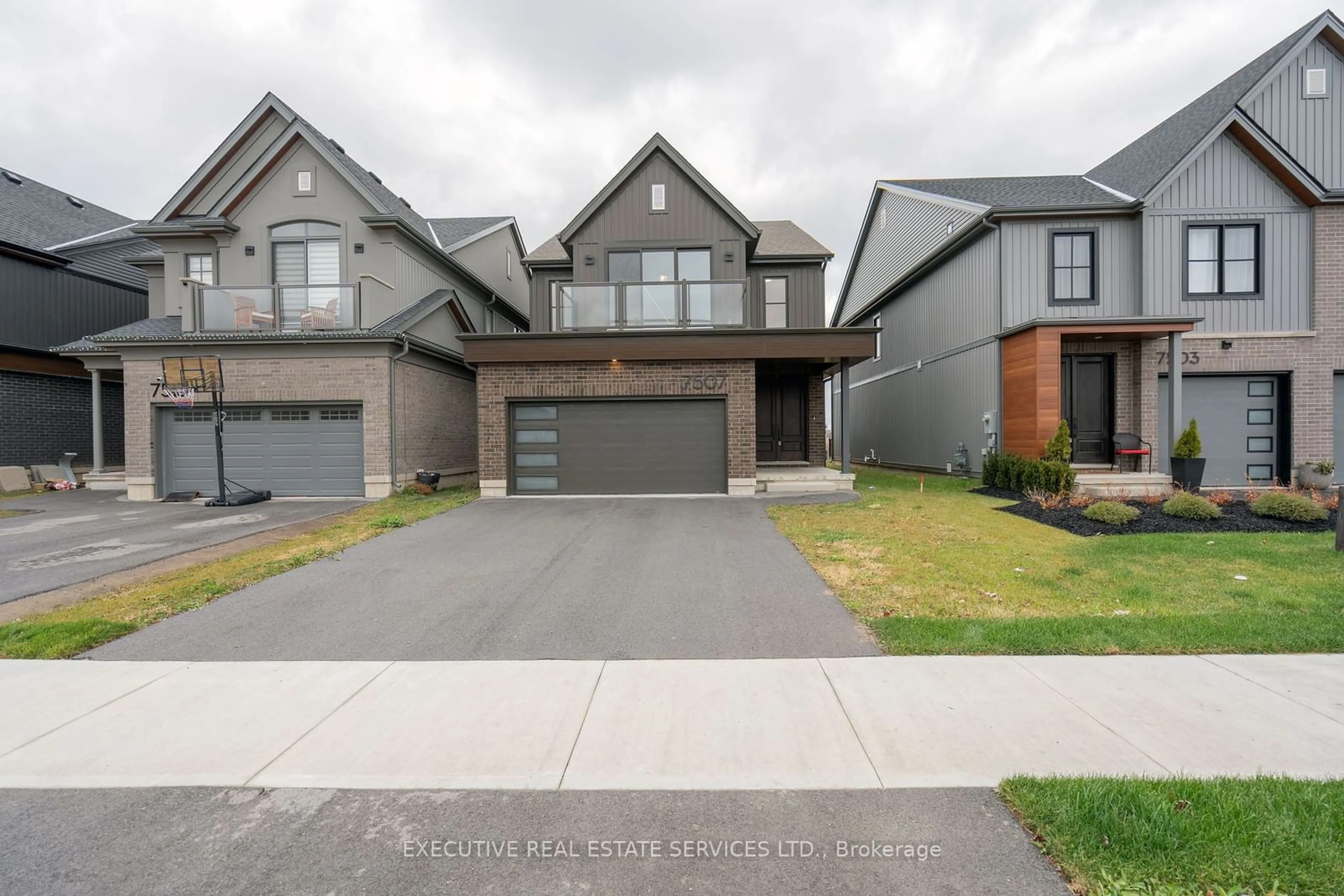 Frontside or backside of a home, the street view for 7507 Splendour Dr, Niagara Falls Ontario L2H 2Y6