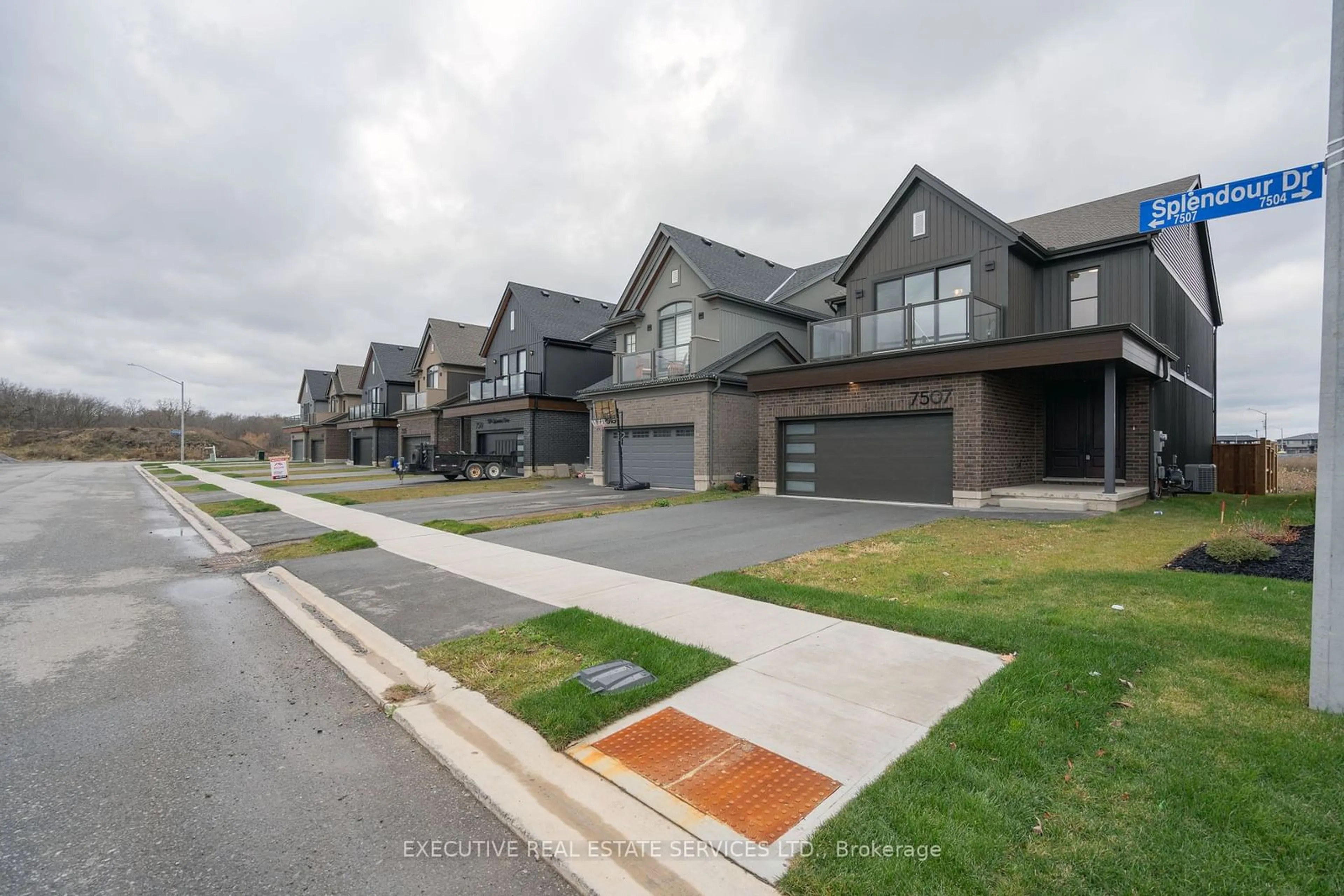 Frontside or backside of a home, the street view for 7507 Splendour Dr, Niagara Falls Ontario L2H 2Y6