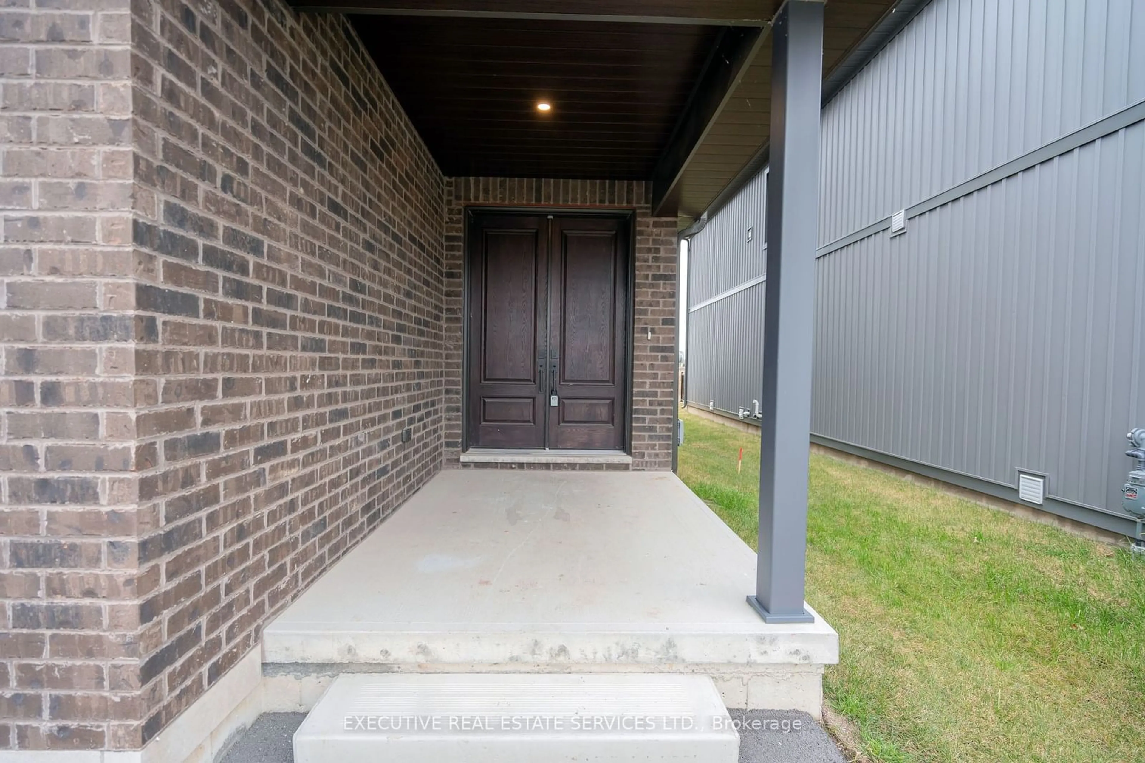 Indoor entryway, cement floor for 7507 Splendour Dr, Niagara Falls Ontario L2H 2Y6