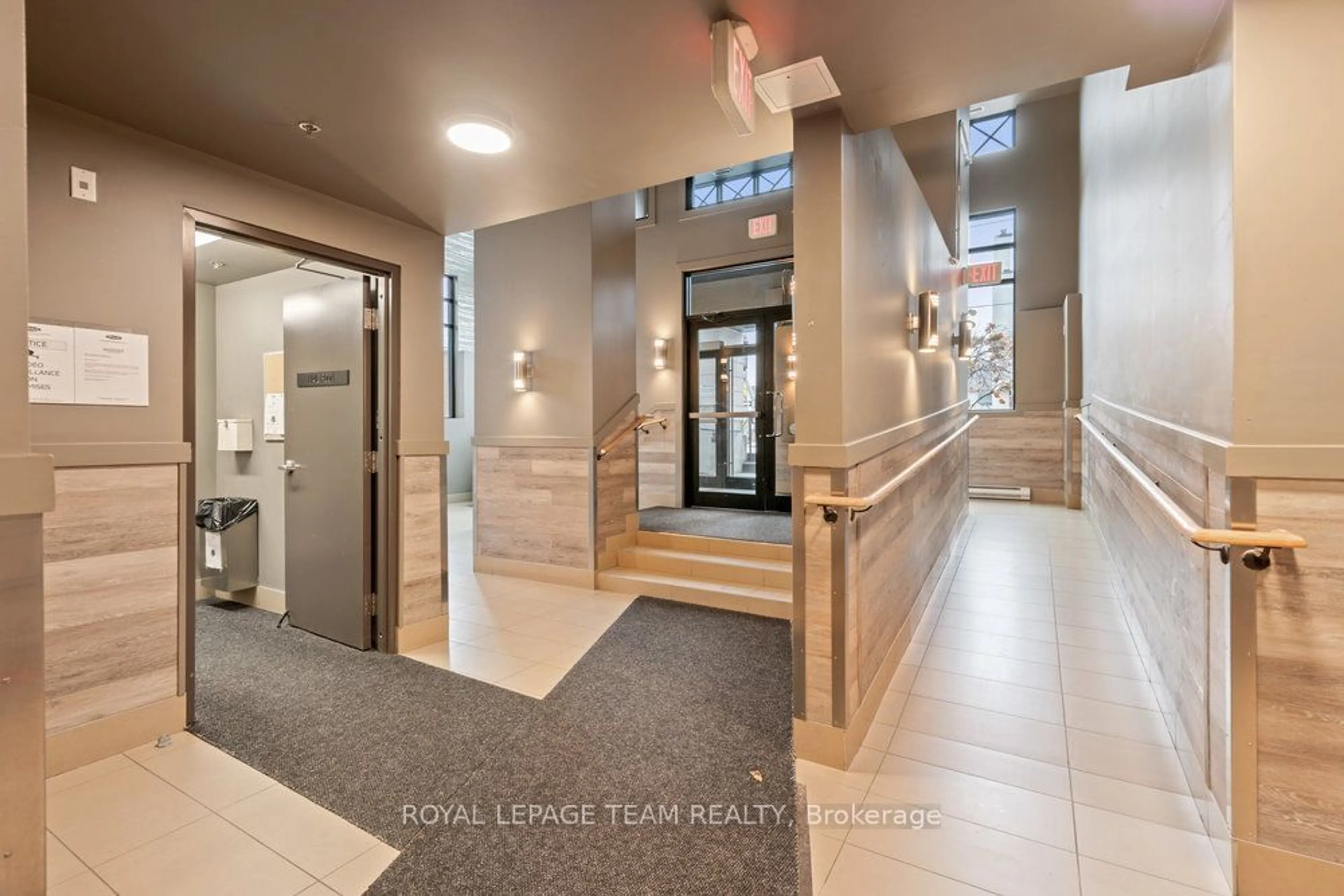 Indoor foyer, wood floors for 429 Kent St #326, Ottawa Centre Ontario K2P 1B5