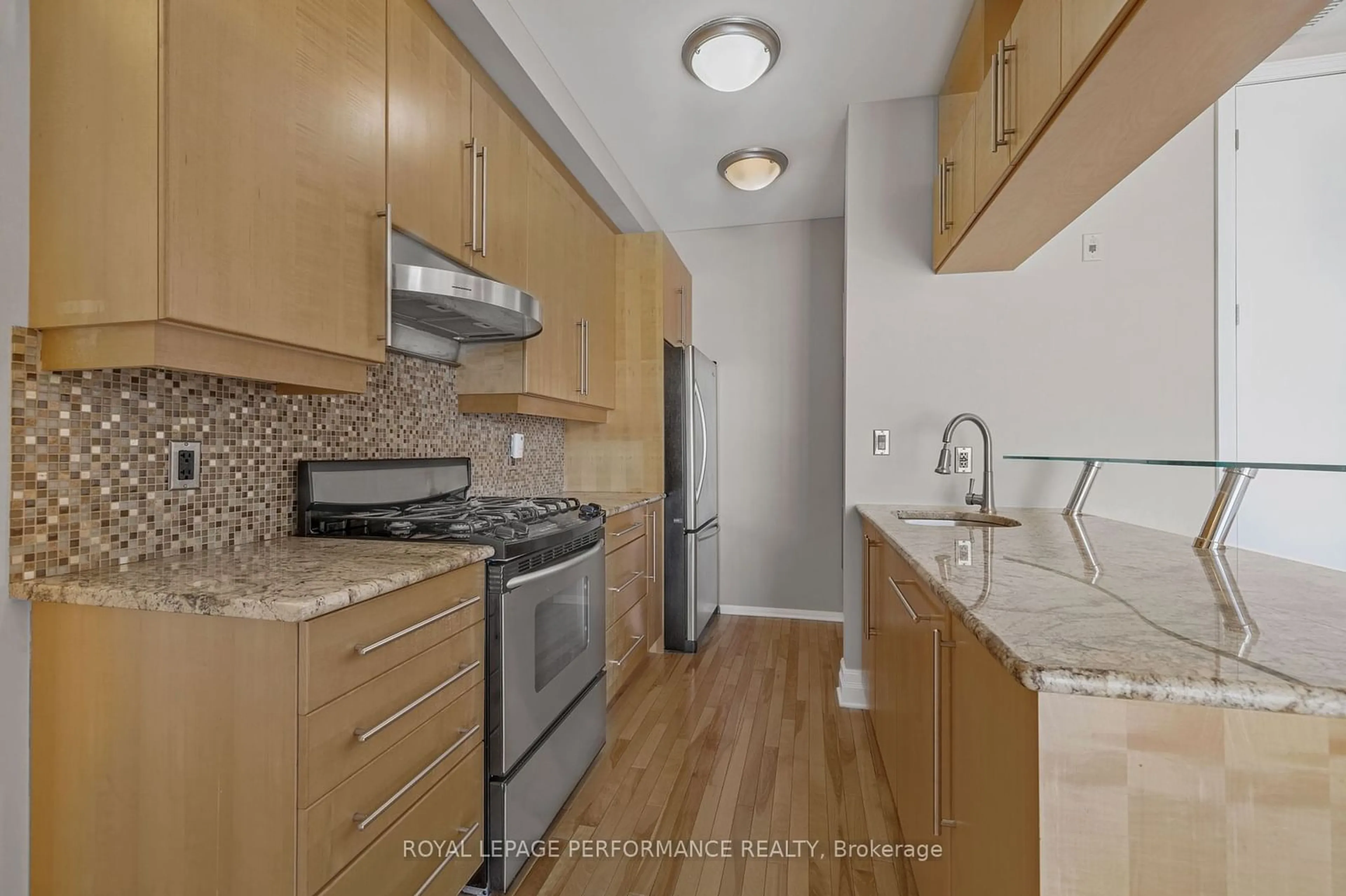 Standard kitchen, wood floors for 260 Besserer St #602, Lower Town - Sandy Hill Ontario K1N 1J3