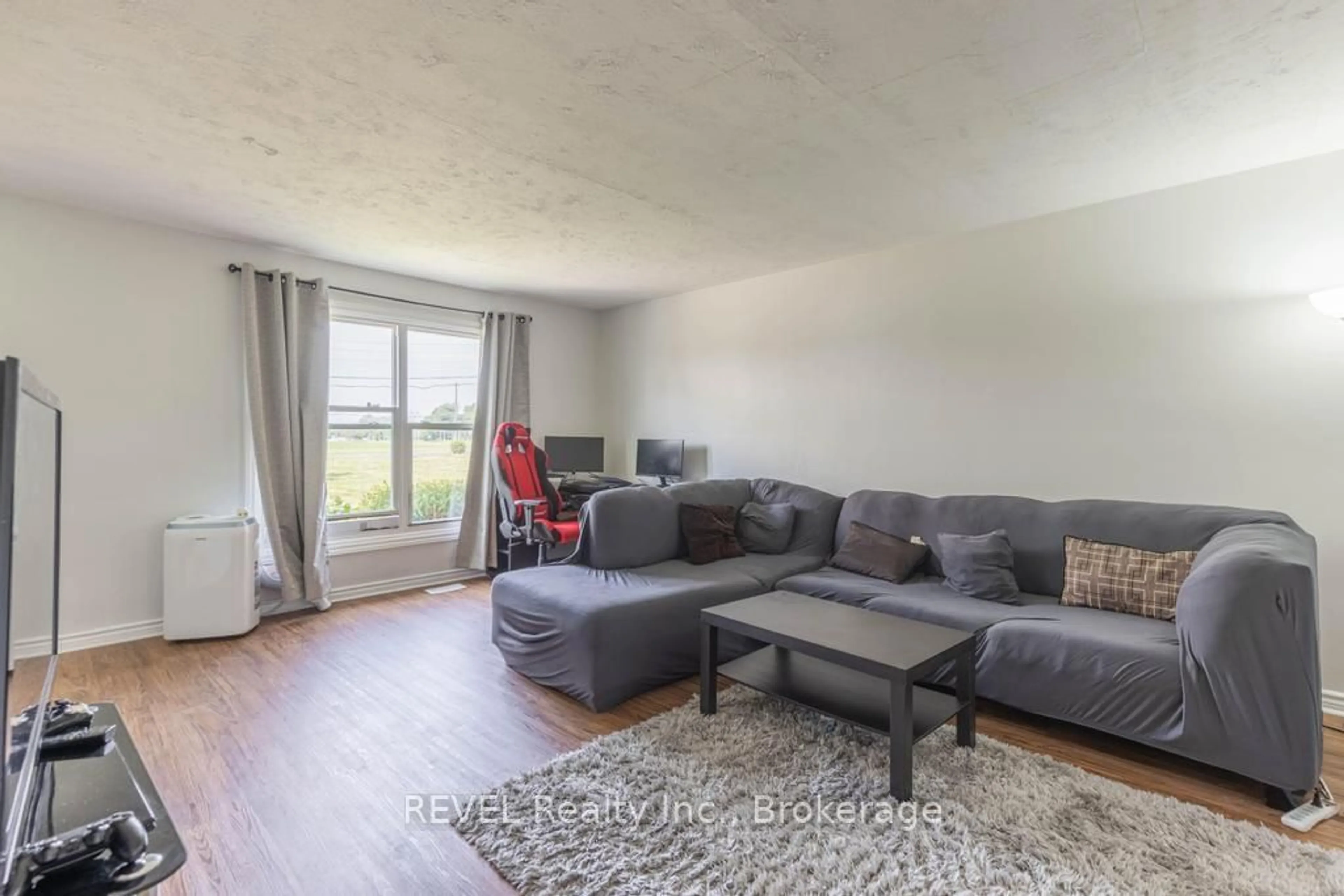 Living room, wood floors for 71 Hagey Ave #4, Fort Erie Ontario L2A 1W5