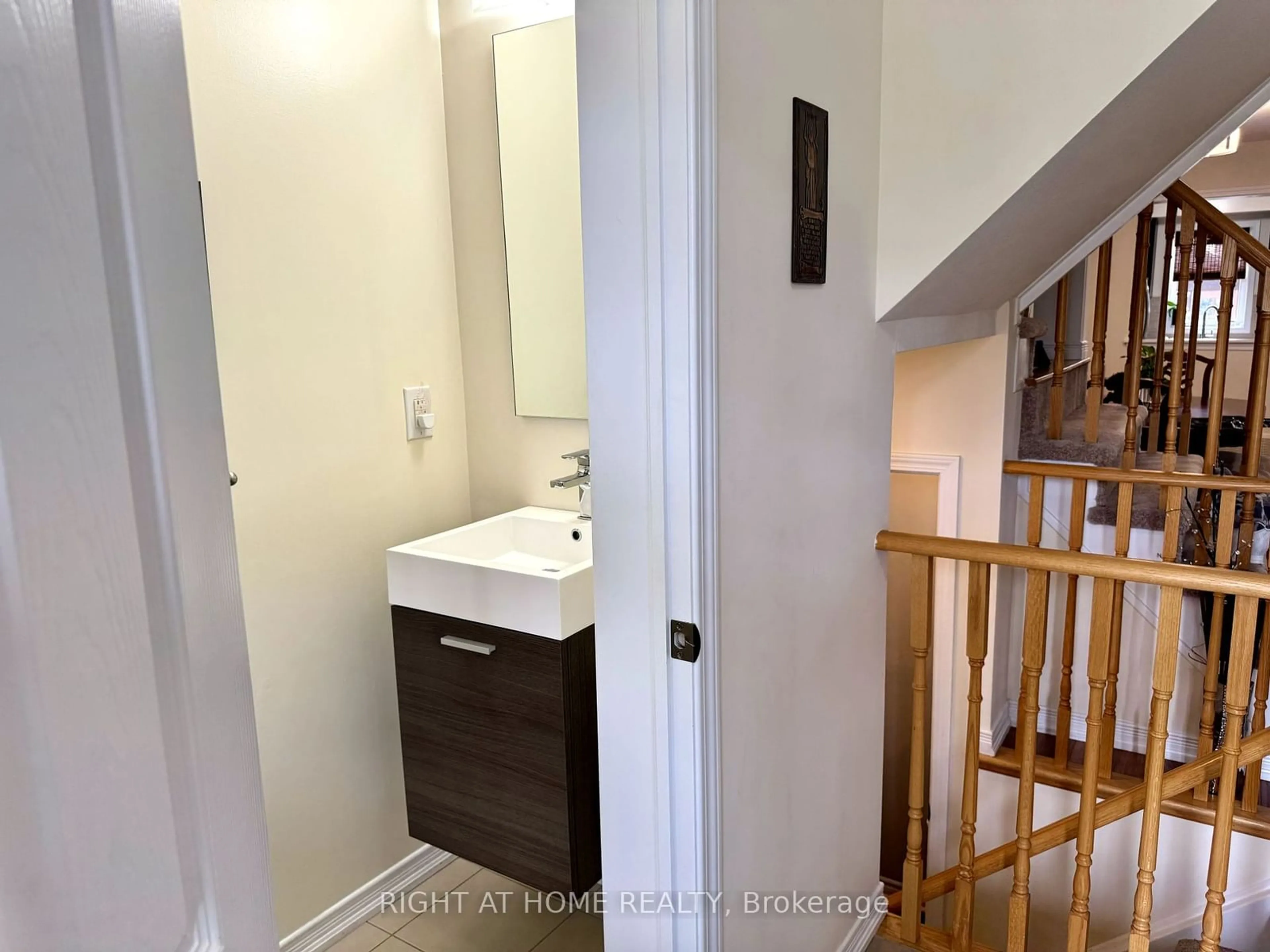 Standard bathroom, not visible floor for 7650 Butternut Blvd, Niagara Falls Ontario L2H 0K8