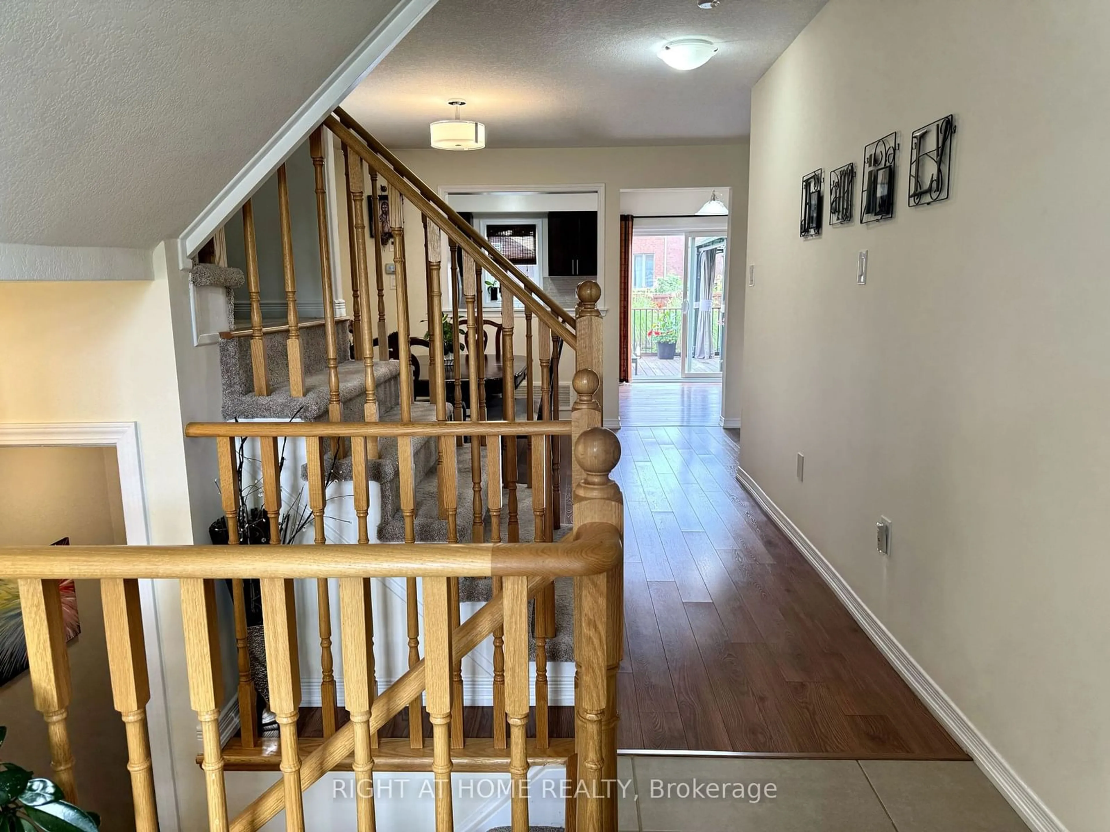 Indoor entryway, wood floors for 7650 Butternut Blvd, Niagara Falls Ontario L2H 0K8