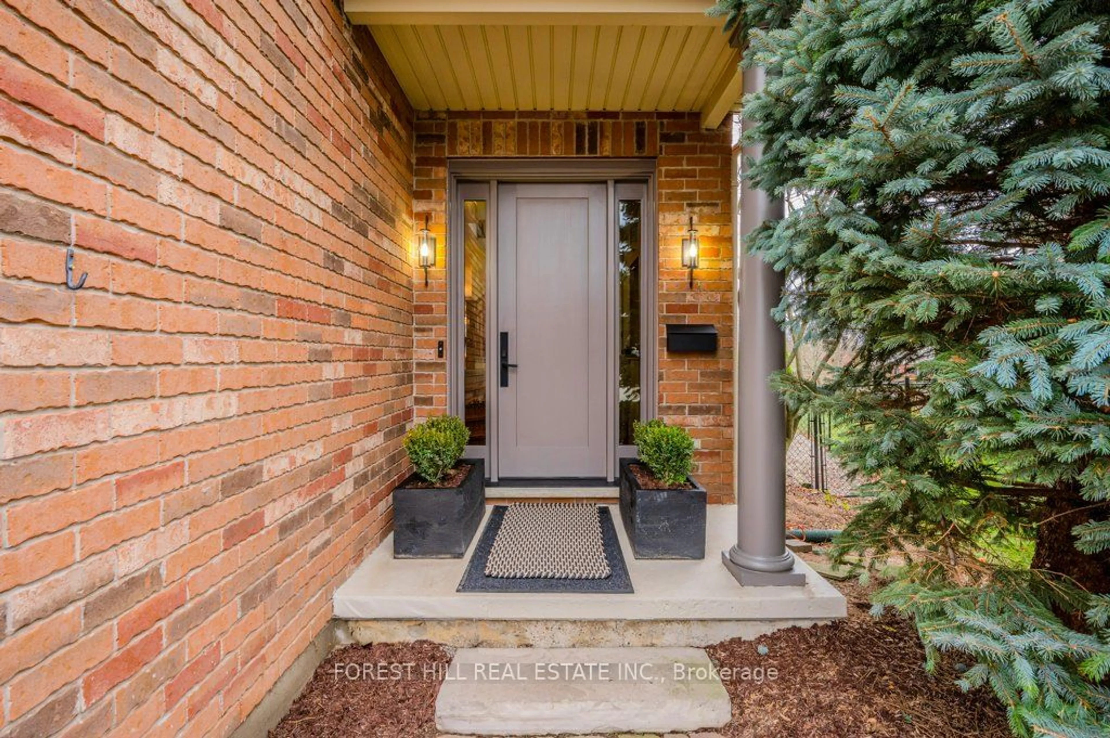 Indoor entryway, wood floors for 568 Little Dover Cres, Waterloo Ontario N2K 4E4