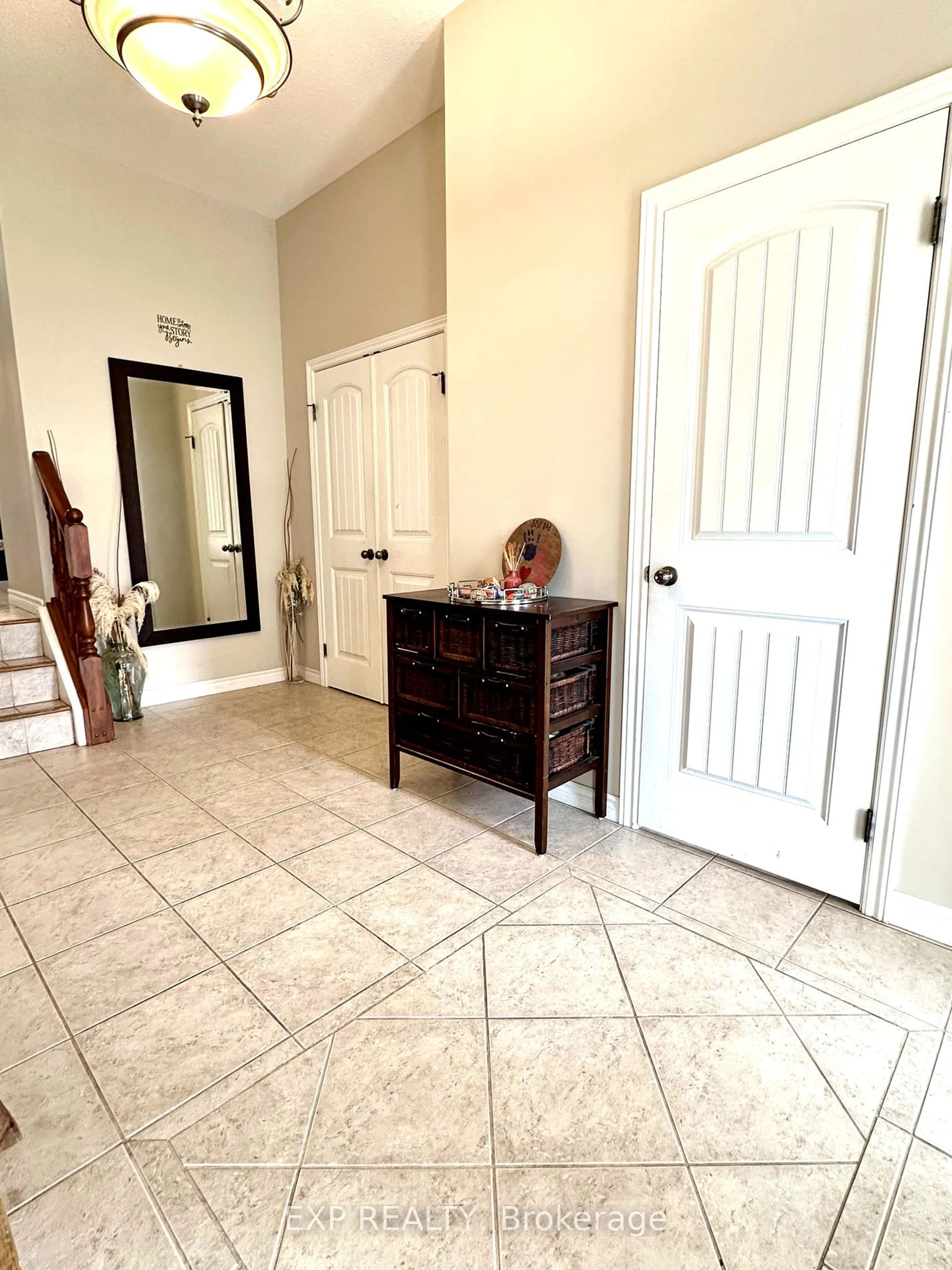 Indoor entryway, ceramic floors for 509 Alberta Ave, Woodstock Ontario N4V 1H3