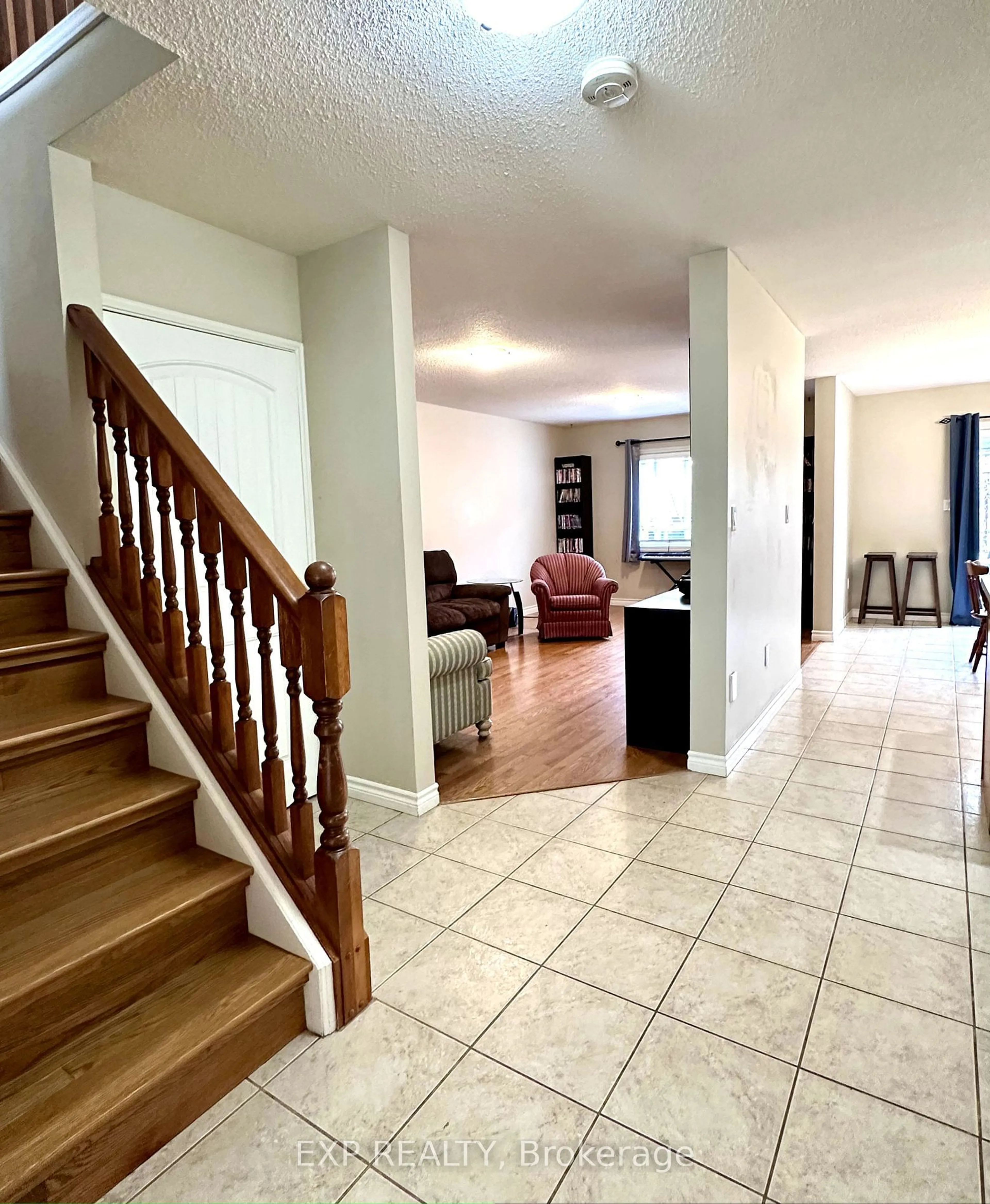 Indoor foyer, wood floors for 509 Alberta Ave, Woodstock Ontario N4V 1H3