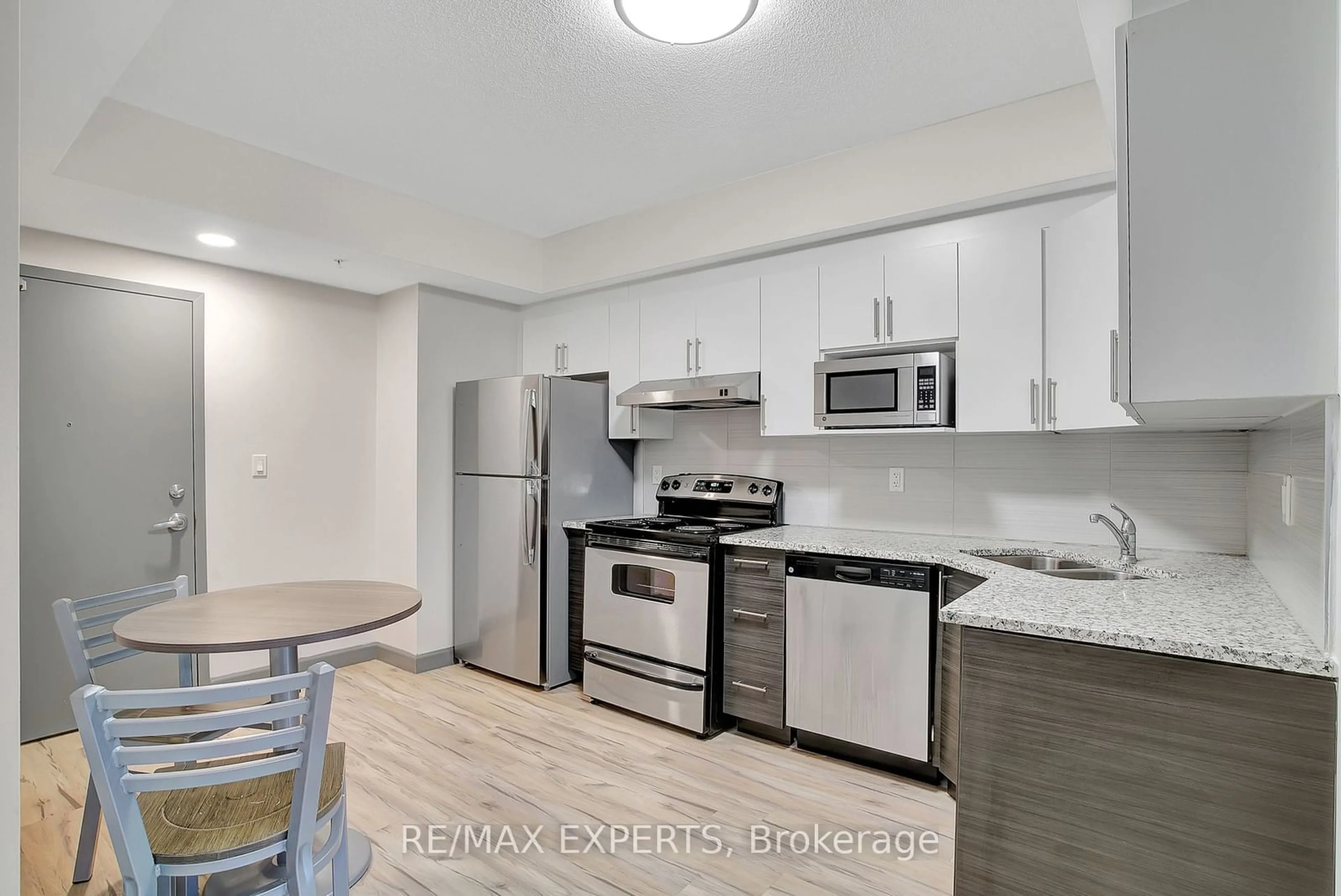 Standard kitchen for 258B Sunview St #261, Waterloo Ontario N2L 3V9