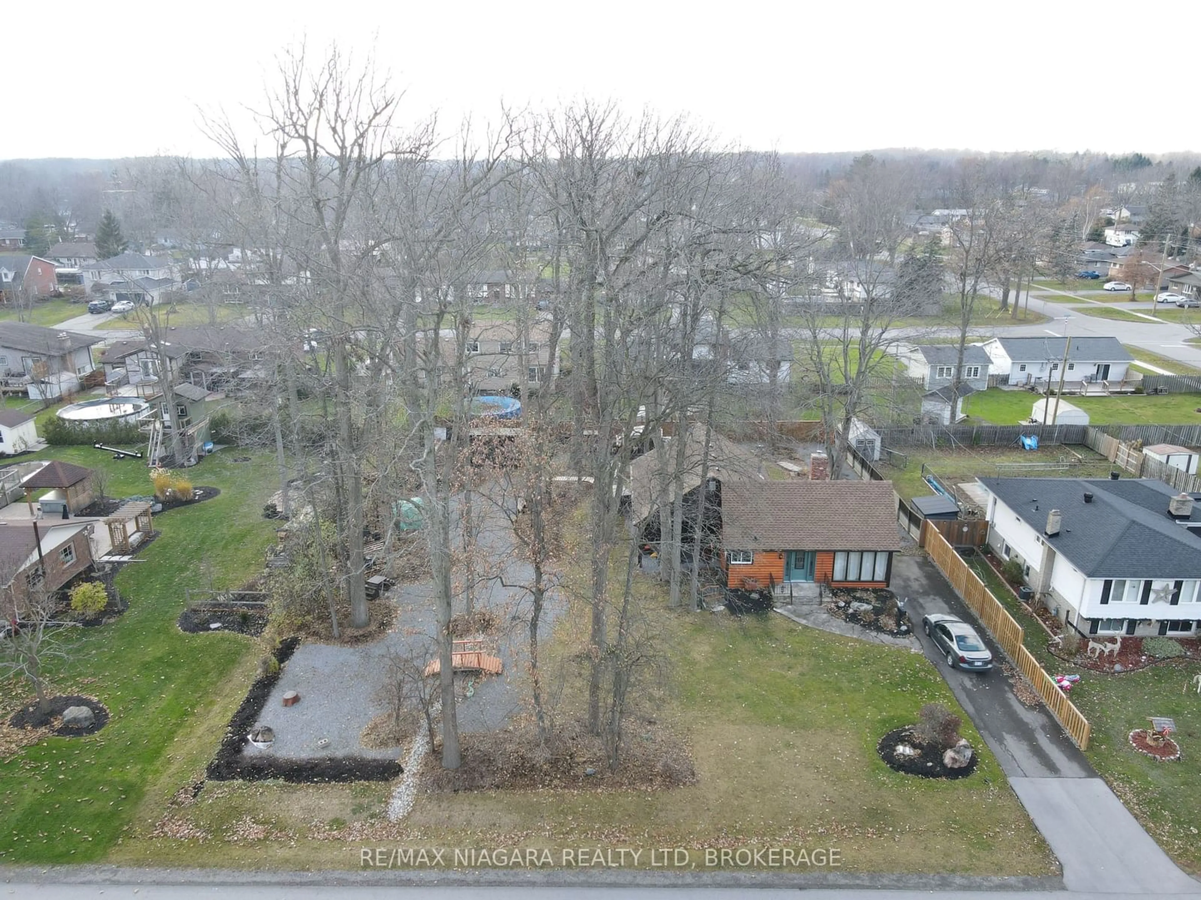 A pic from exterior of the house or condo, the street view for 695 Lakeside Rd, Fort Erie Ontario L2A 4Y4