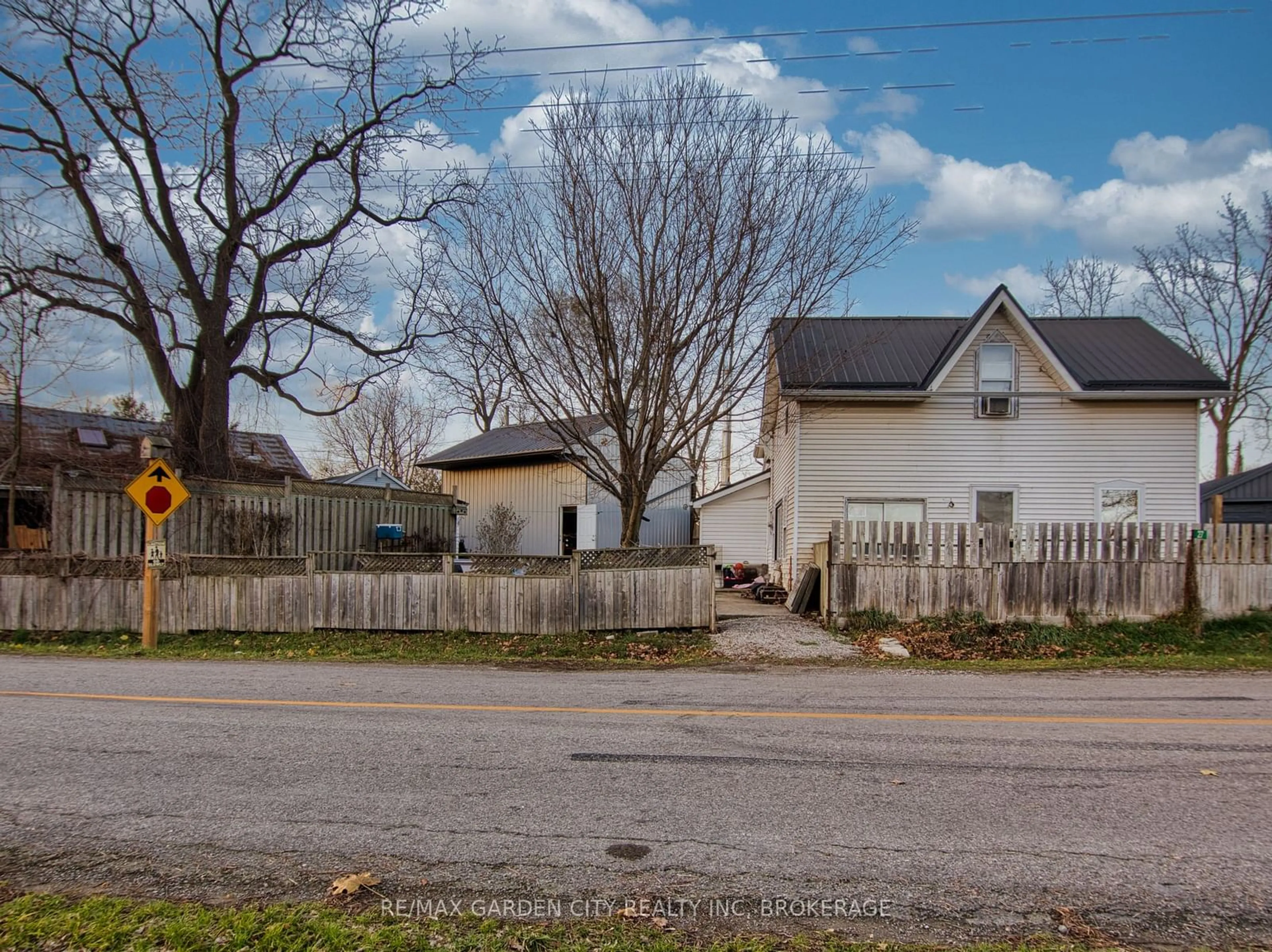 Frontside or backside of a home, the fenced backyard for 27 Indiana Rd, Haldimand Ontario N0A 1H0