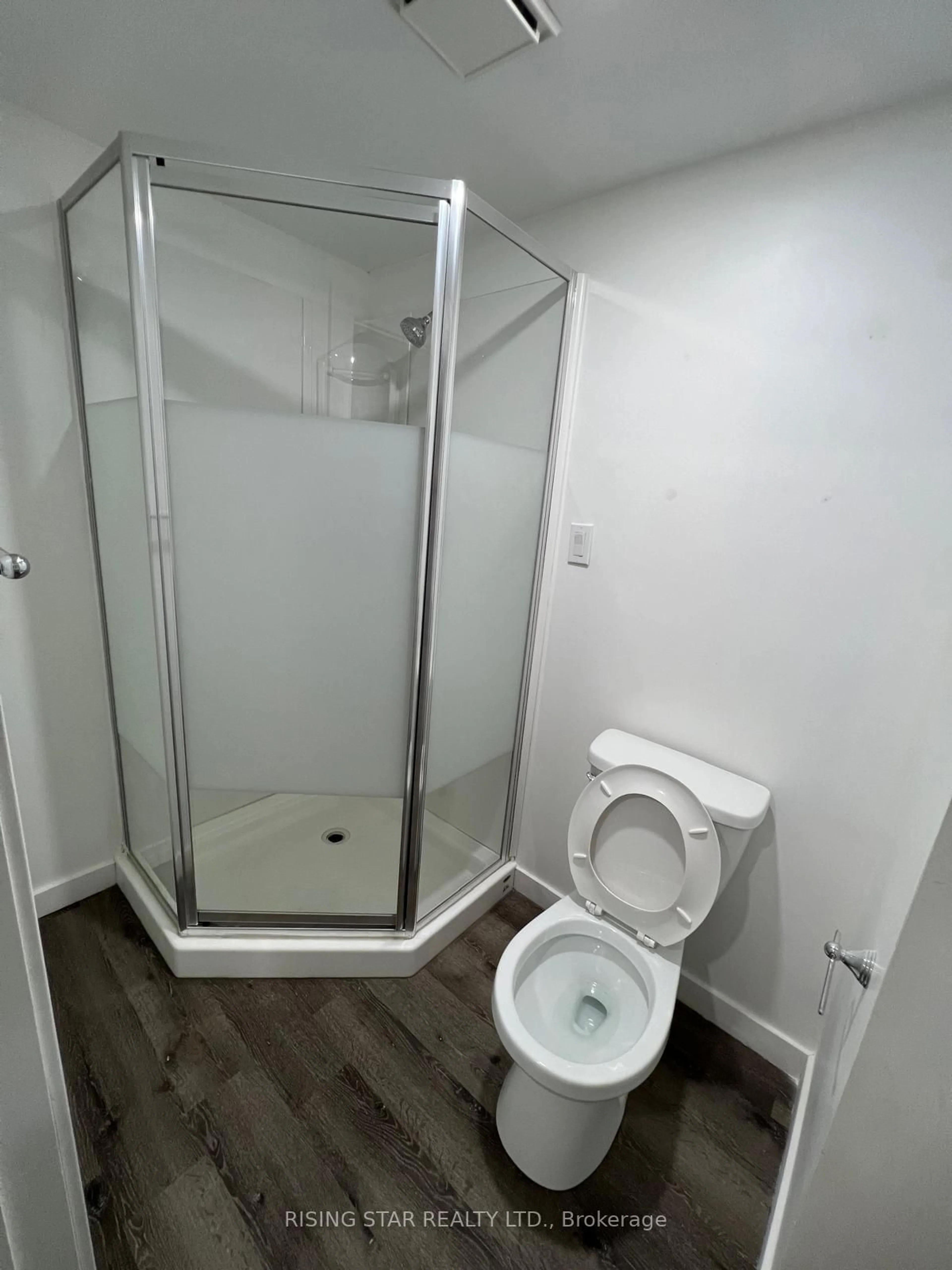 Standard bathroom, not visible floor for 1026 Eagle Dr, London Ontario N5Z 3H5