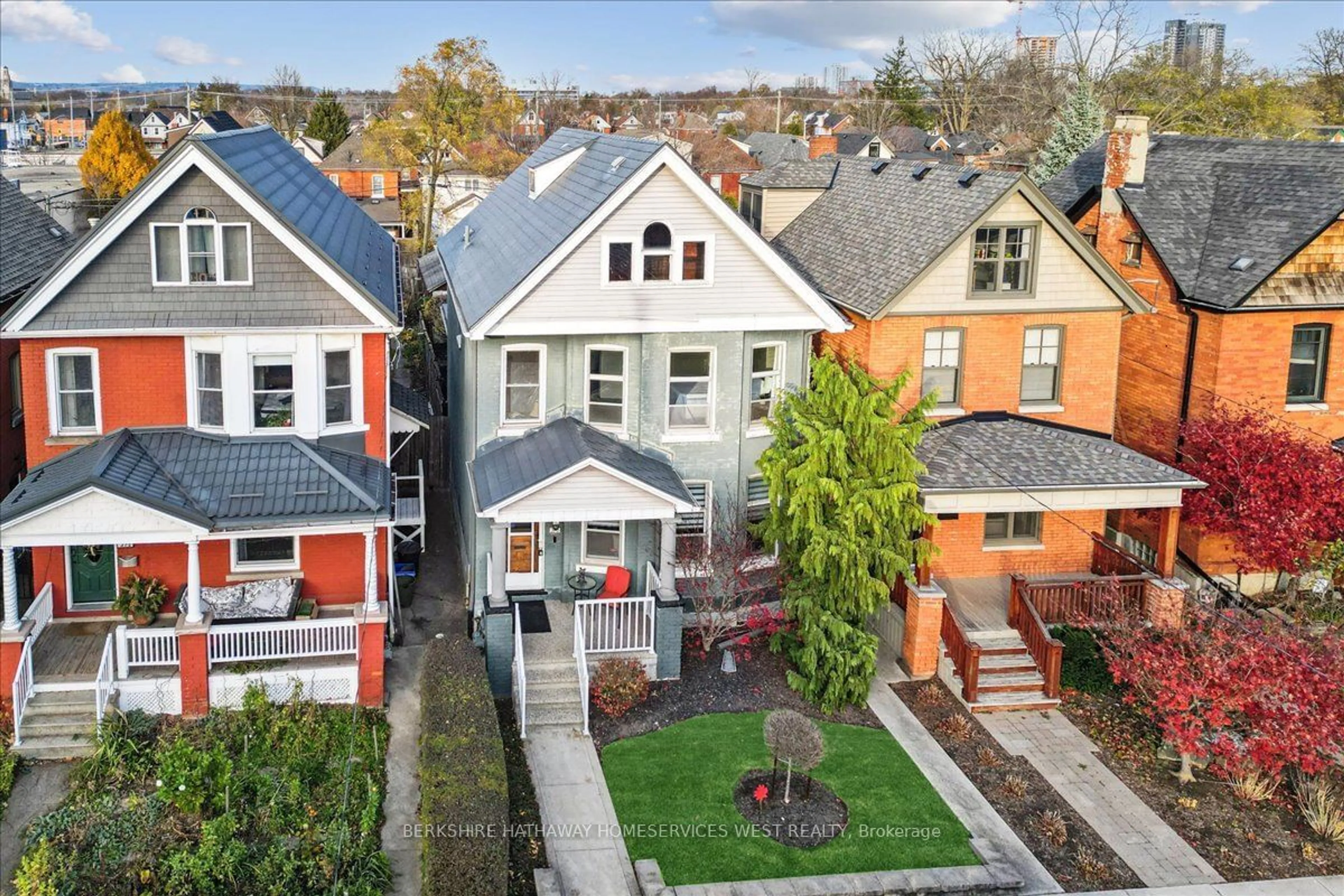 Frontside or backside of a home, the fenced backyard for 370 Herkimer St, Hamilton Ontario L8P 2J1