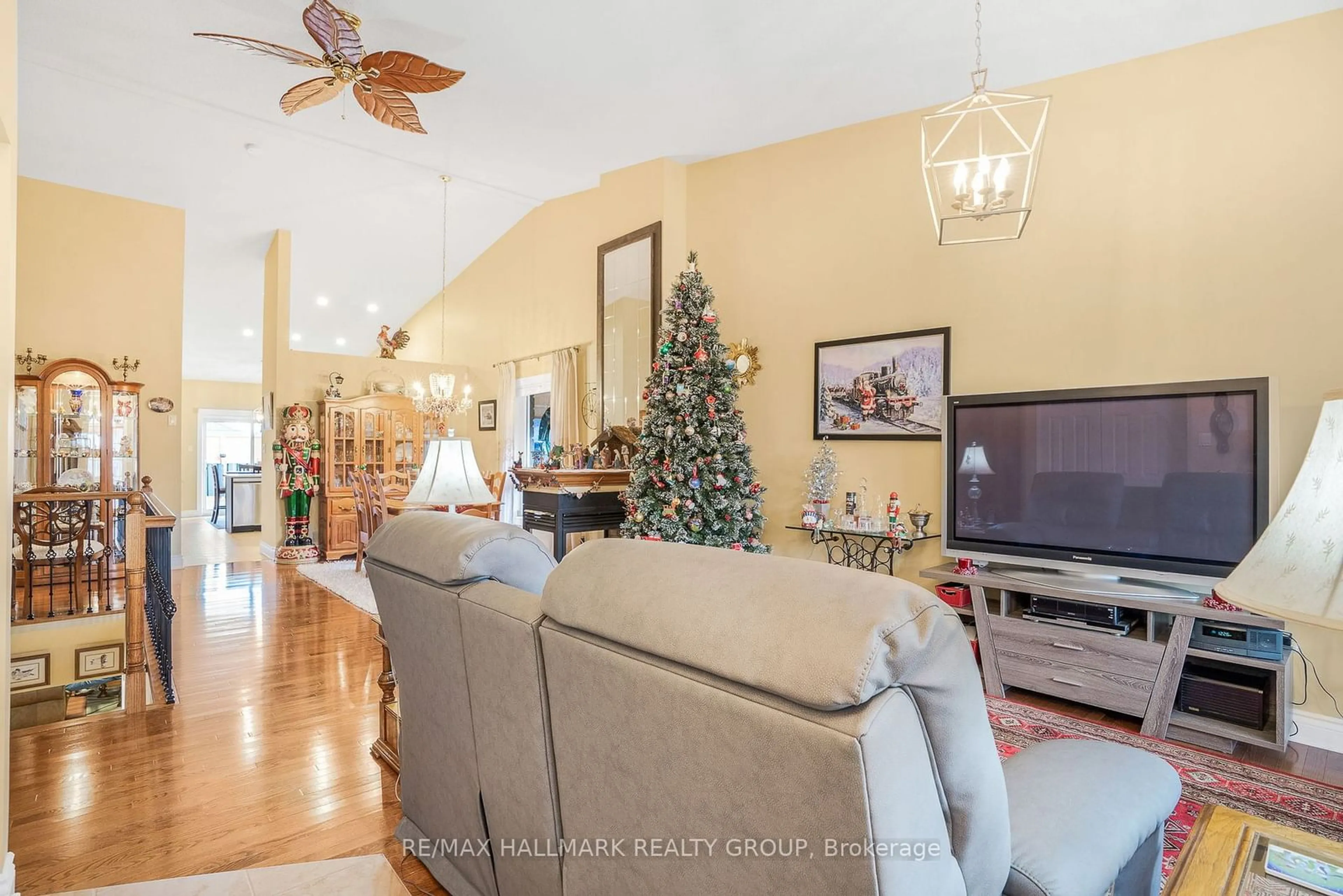 Living room, wood floors for 356 Quartz Ave, Clarence-Rockland Ontario K4K 0C1