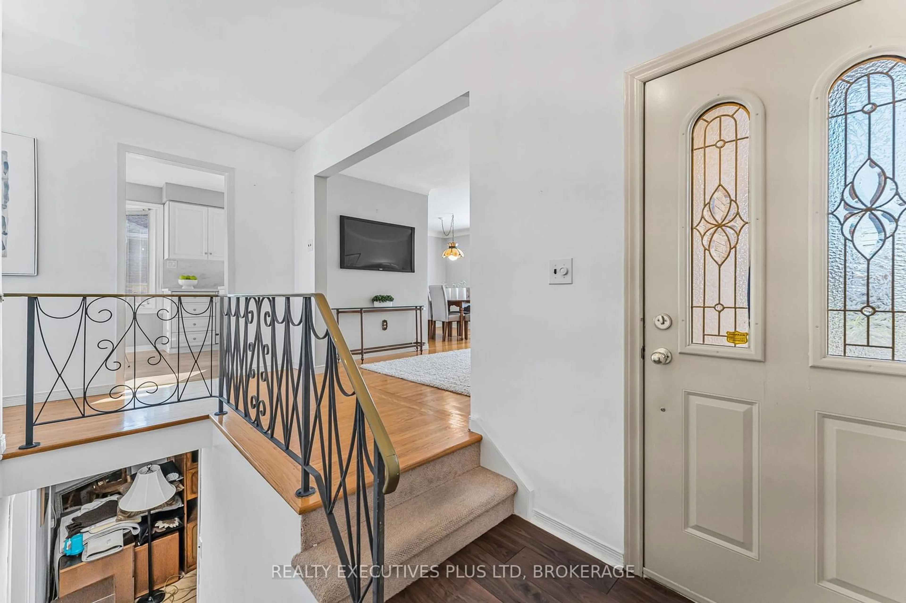 Indoor entryway, wood floors for 616 Bunting Rd, St. Catharines Ontario L2M 2Z8