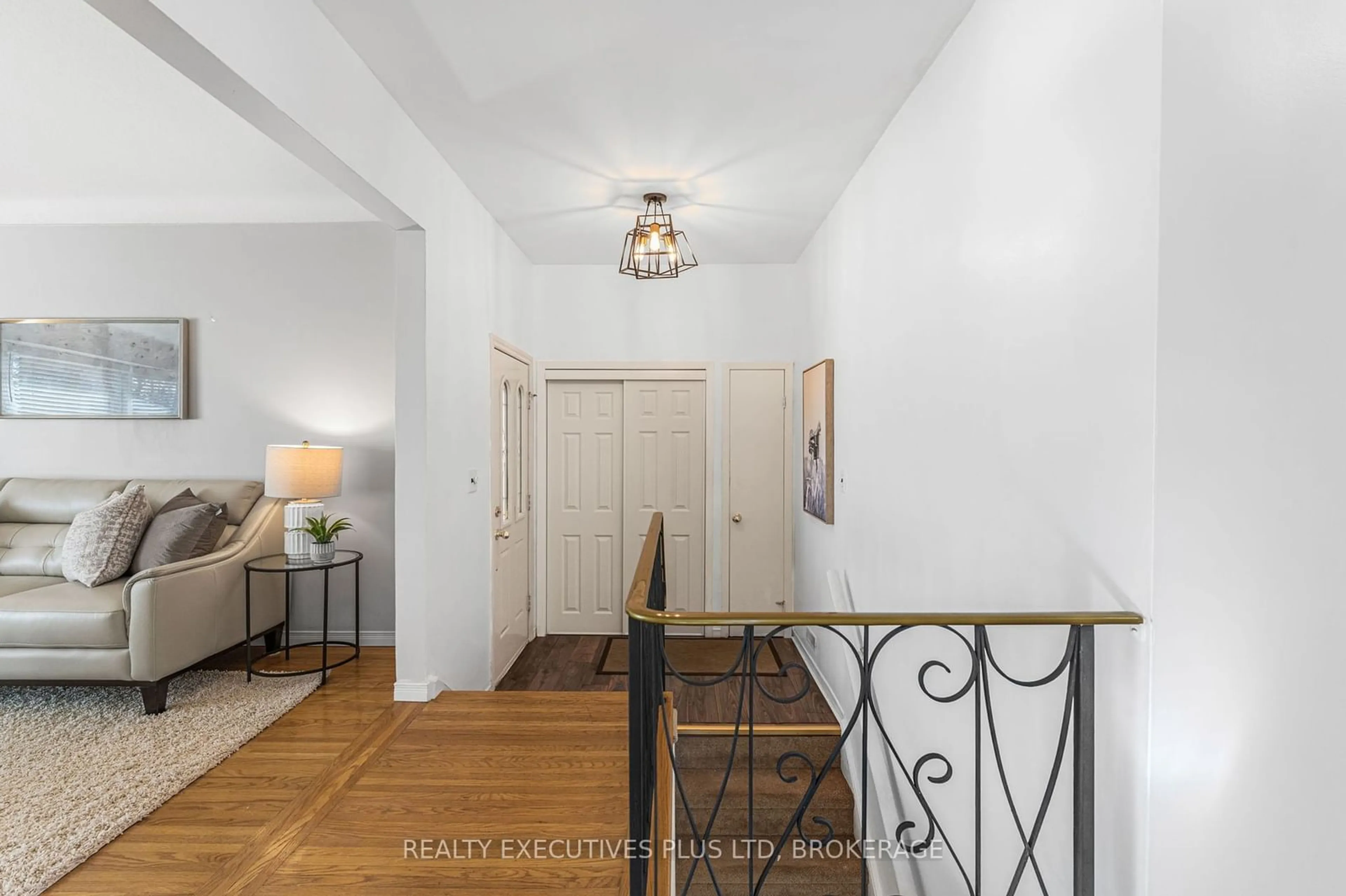 Indoor entryway, wood floors for 616 Bunting Rd, St. Catharines Ontario L2M 2Z8