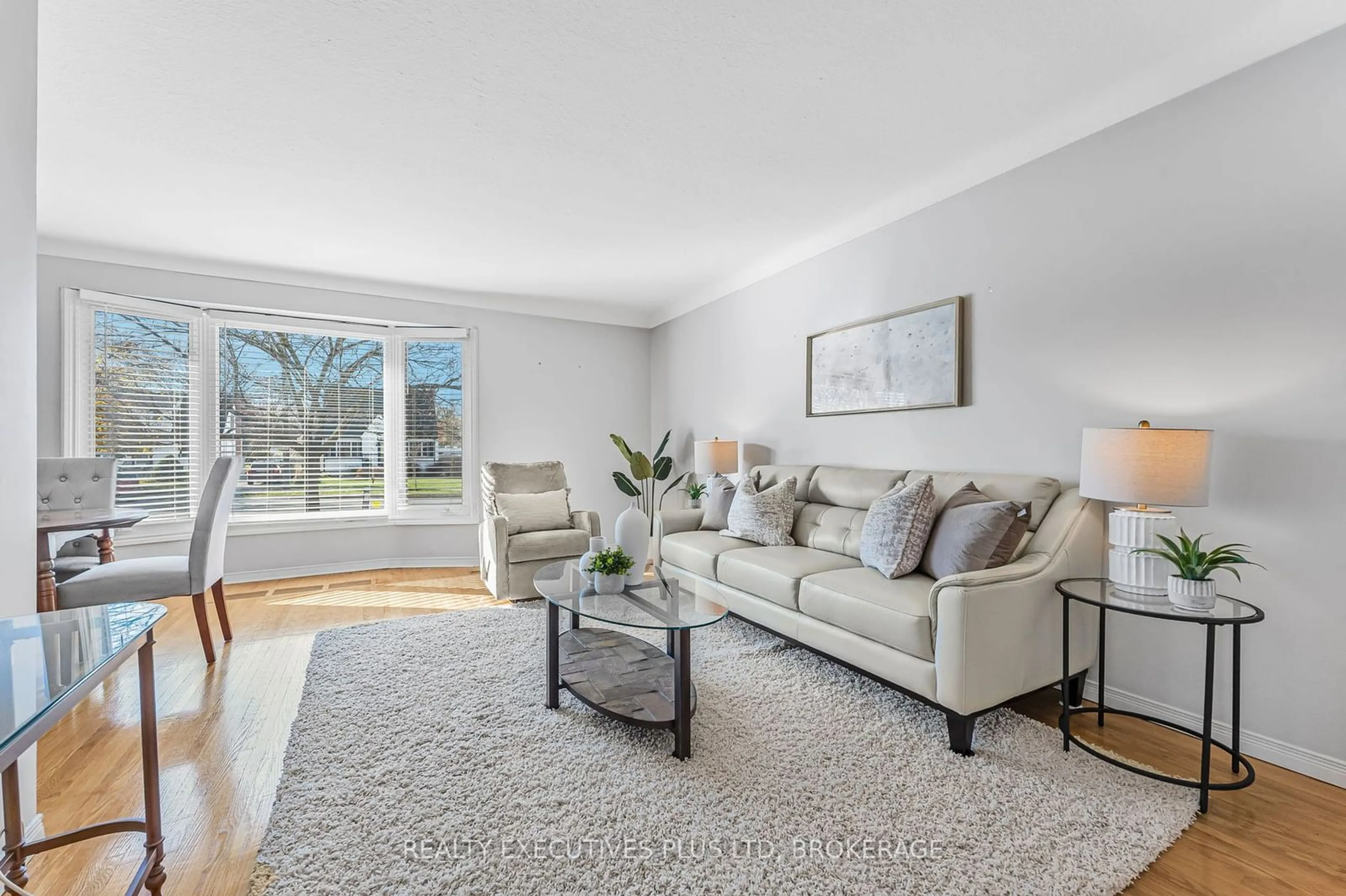 Living room, wood floors for 616 Bunting Rd, St. Catharines Ontario L2M 2Z8