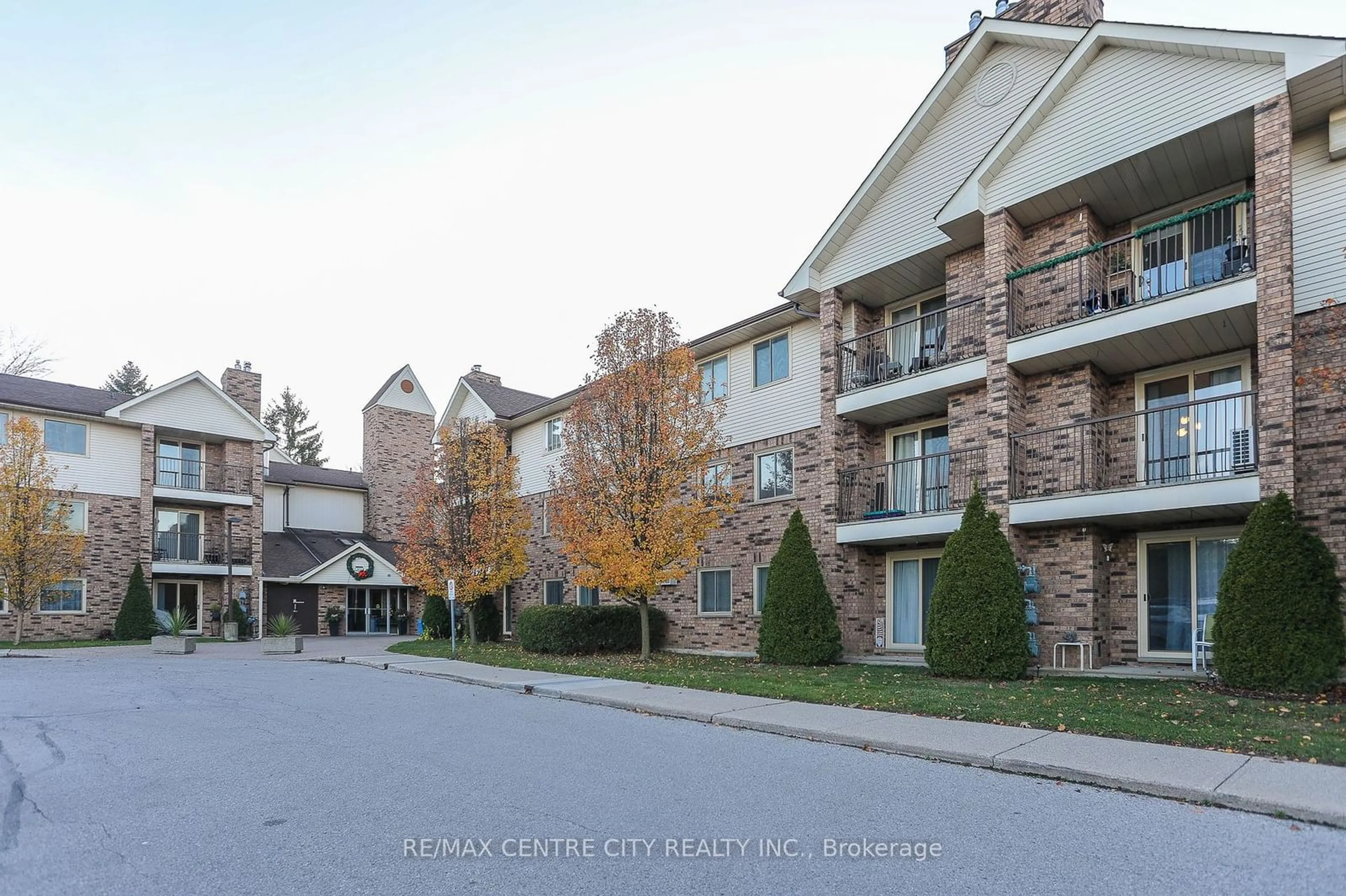 A pic from exterior of the house or condo, the street view for 440 Wellington St #311, St. Thomas Ontario N5R 5X5