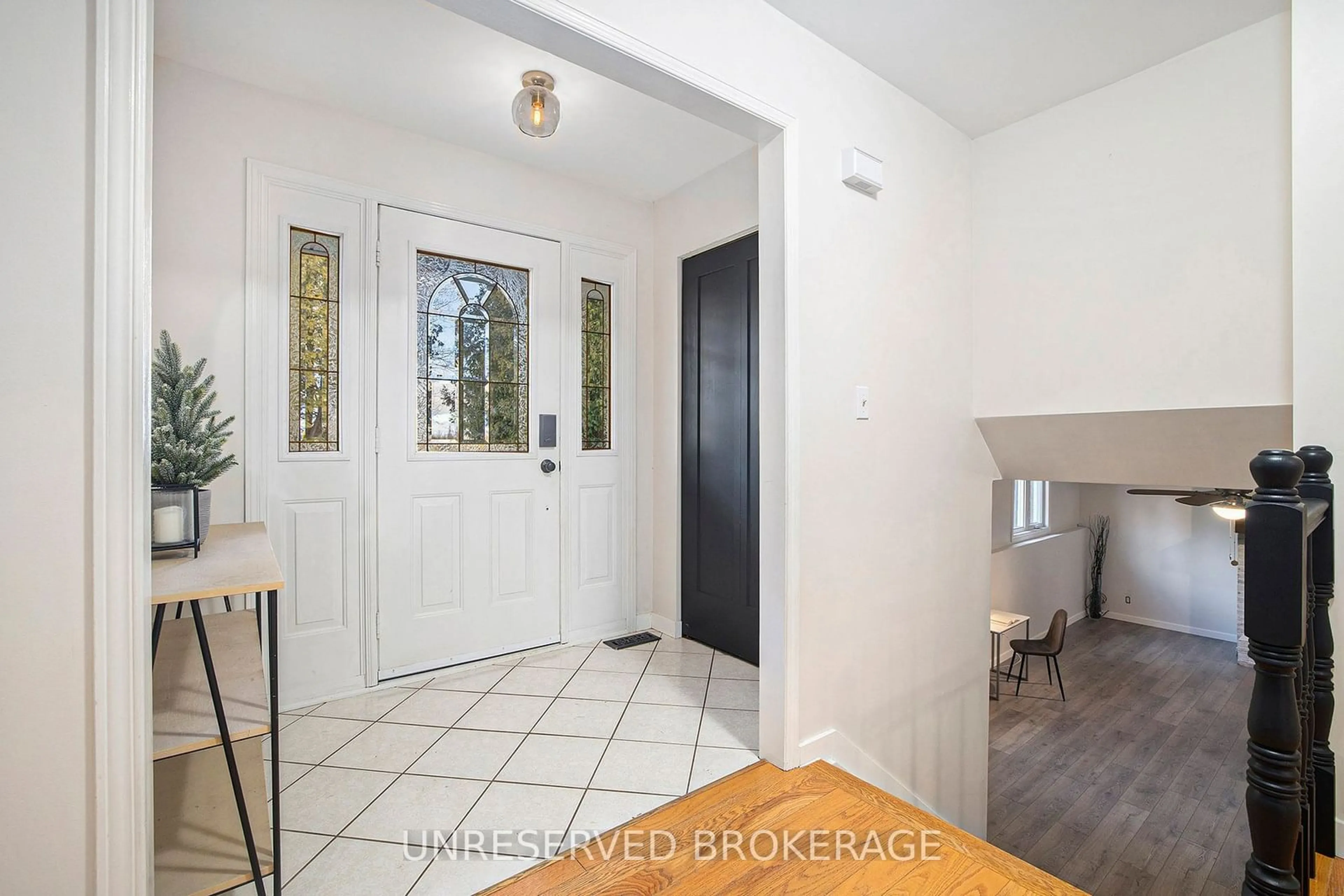 Indoor entryway, wood floors for 7795 Flewellyn Rd, Stittsville - Munster - Richmond Ontario K0A 1B0