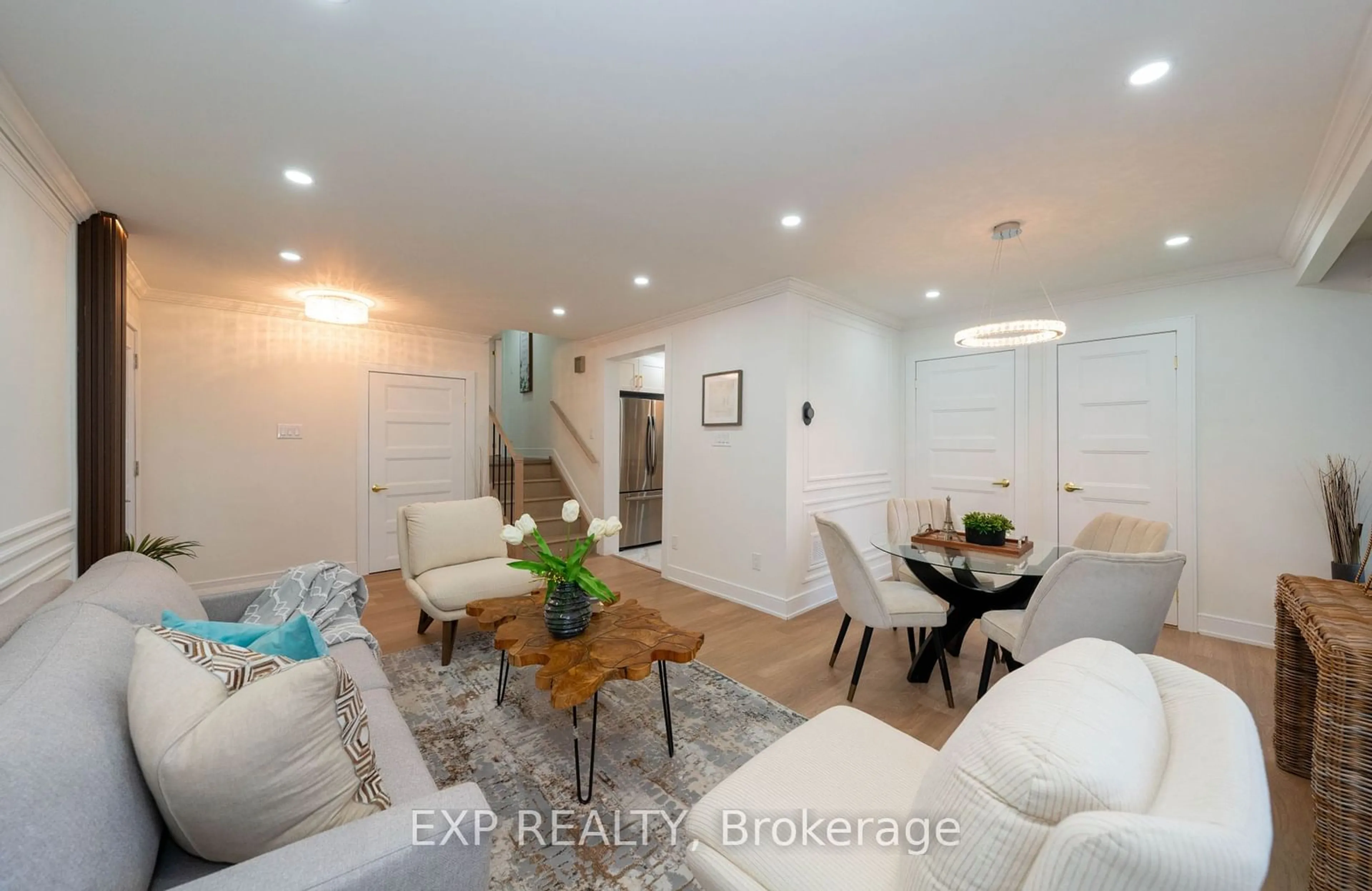 Living room, wood floors for 402 Upper Paradise Rd, Hamilton Ontario L9C 5E1