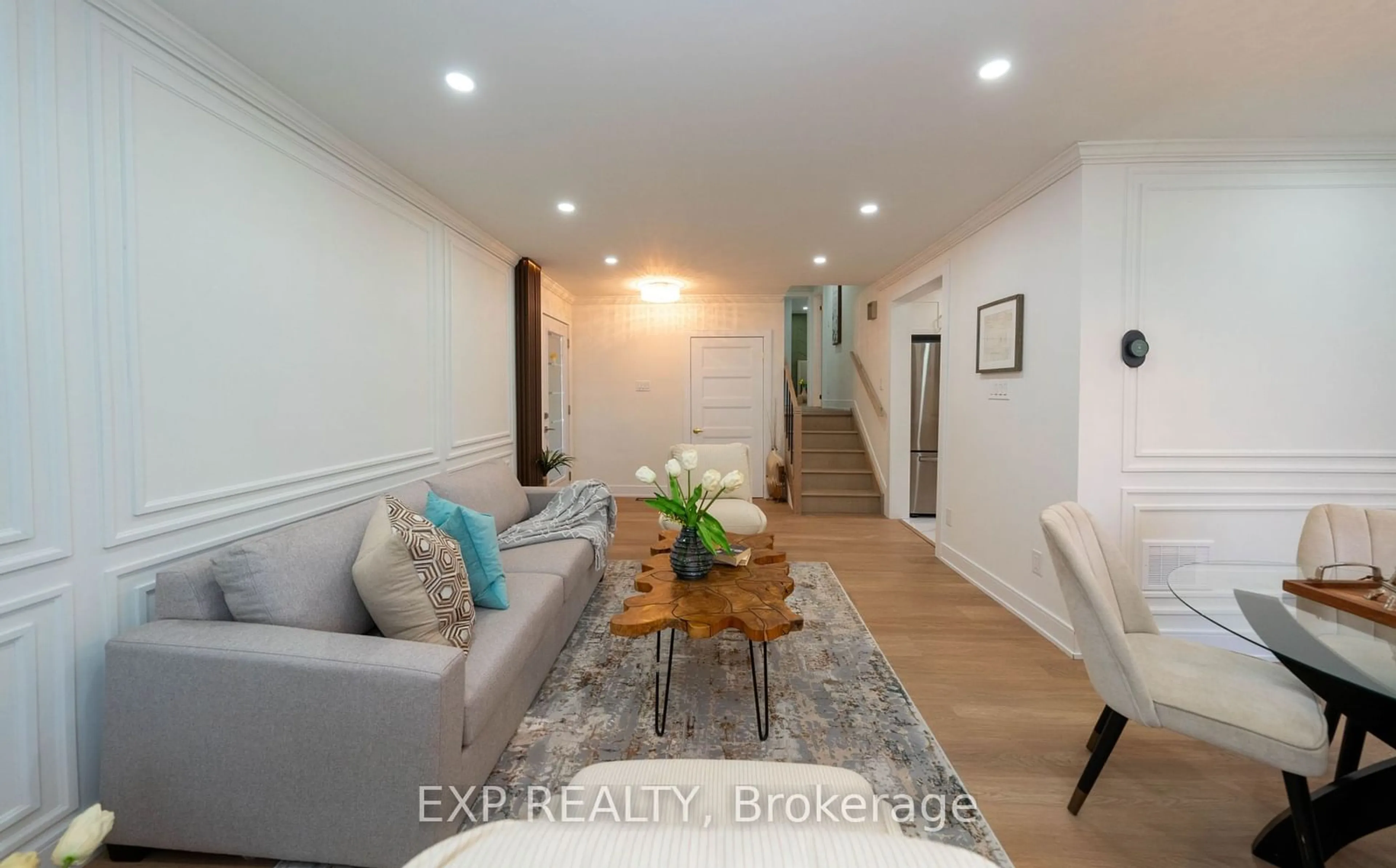 Living room, wood floors for 402 Upper Paradise Rd, Hamilton Ontario L9C 5E1