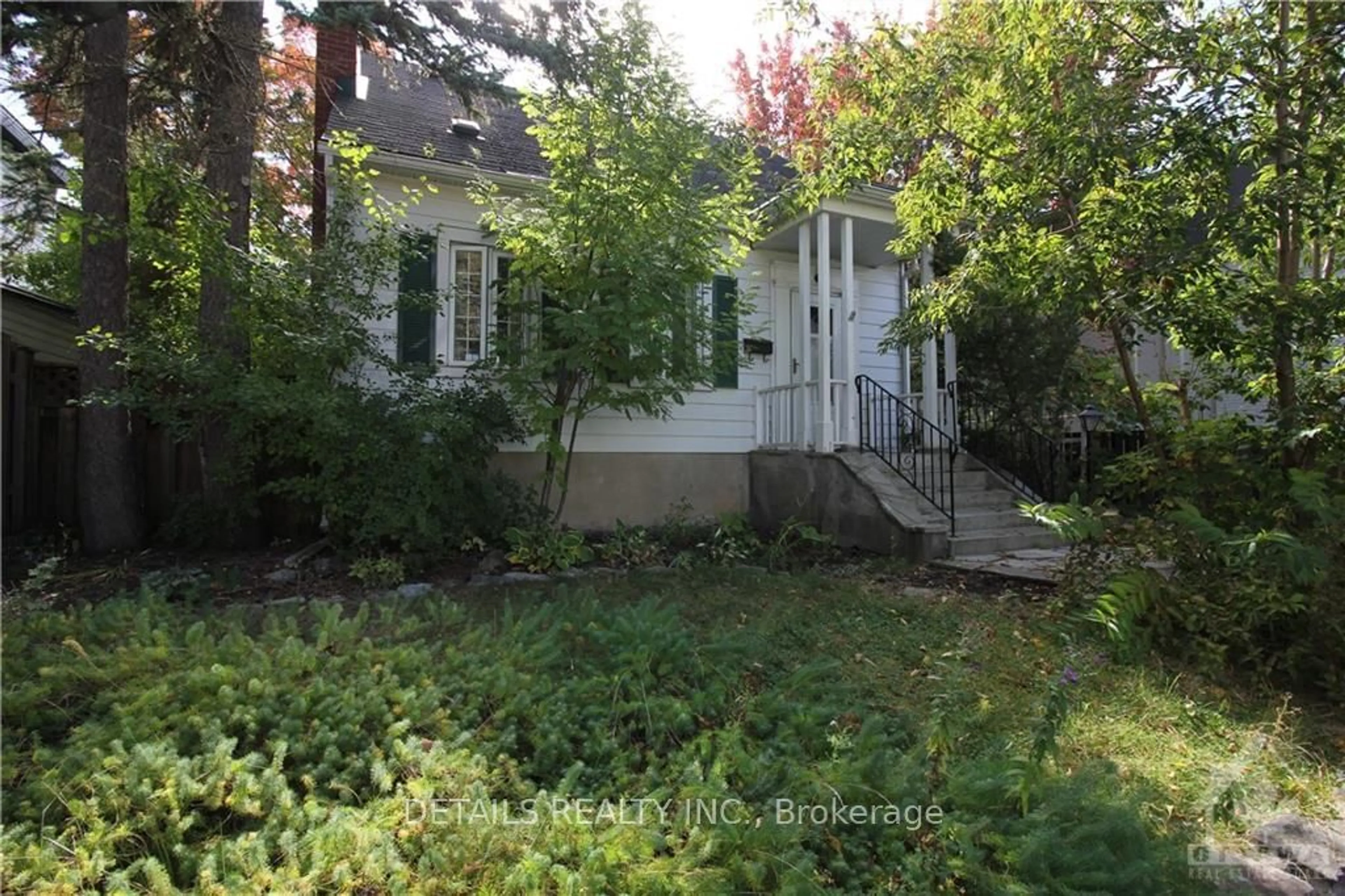 Frontside or backside of a home, the fenced backyard for 10 GARRISON St, Tunneys Pasture and Ottawa West Ontario K1Y 2T8