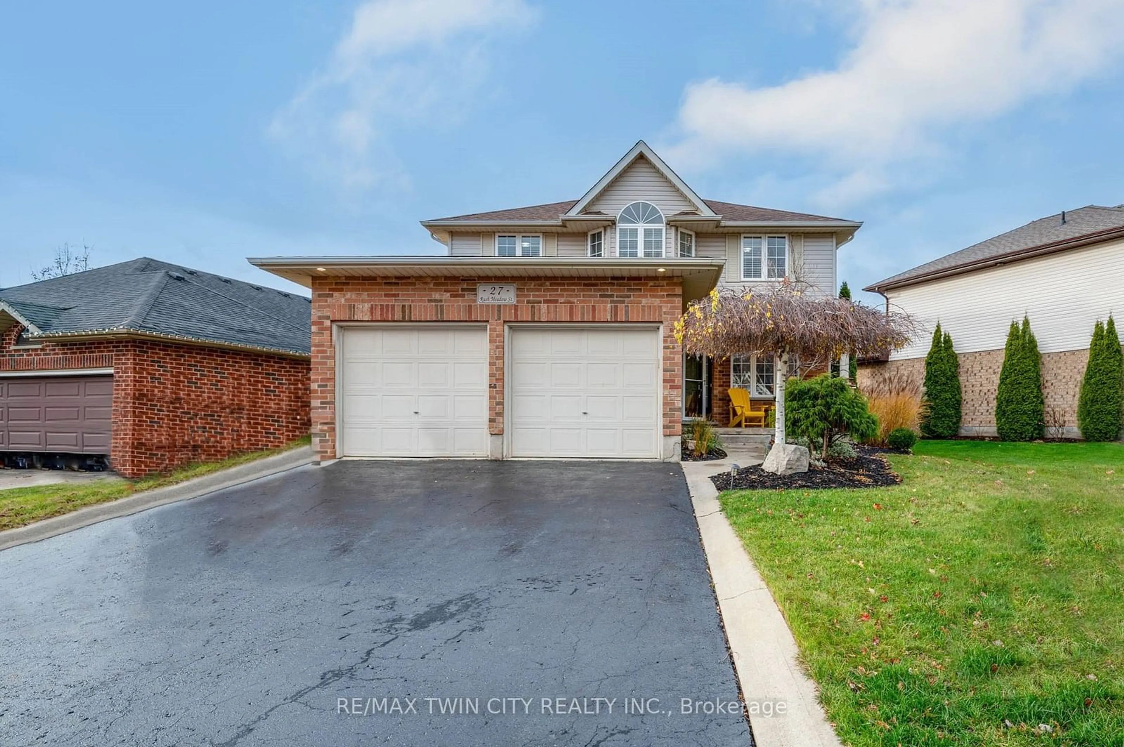 Frontside or backside of a home, the street view for 27 RUSH MEADOW St, Kitchener Ontario N2R 1S9