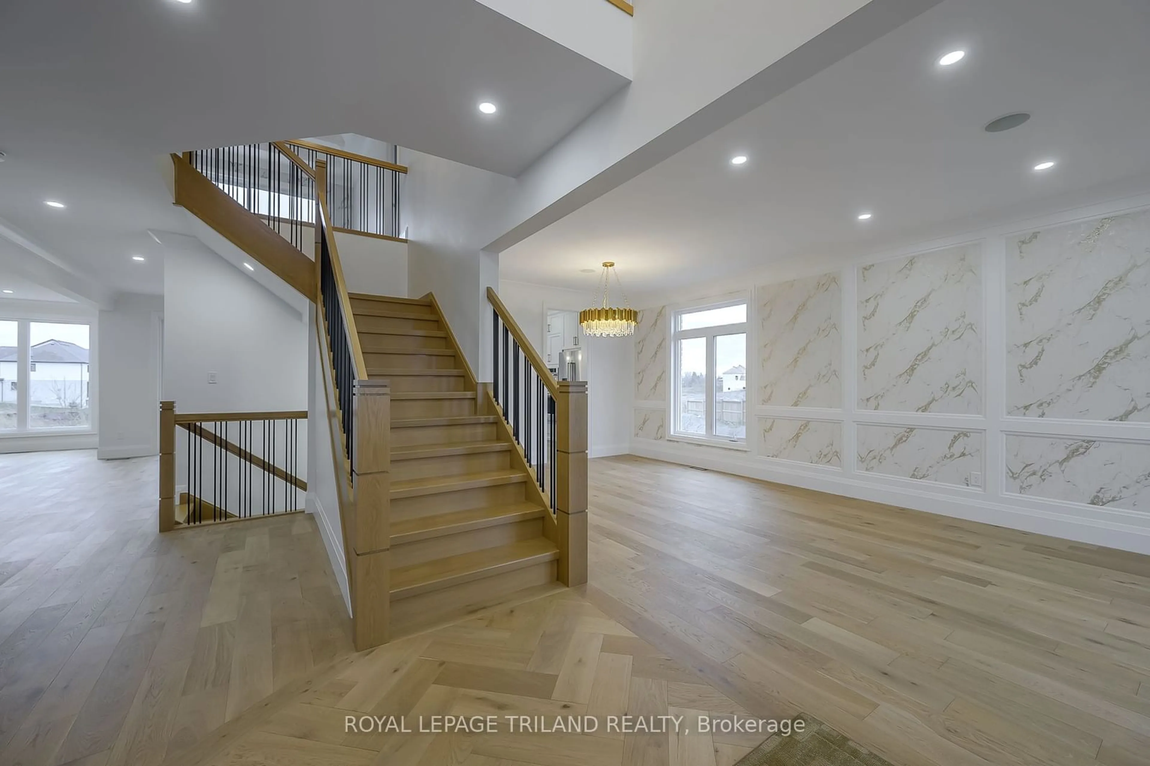 Indoor foyer, wood floors for 4038 AYRSHIRE Ave, London Ontario N6P 0H7