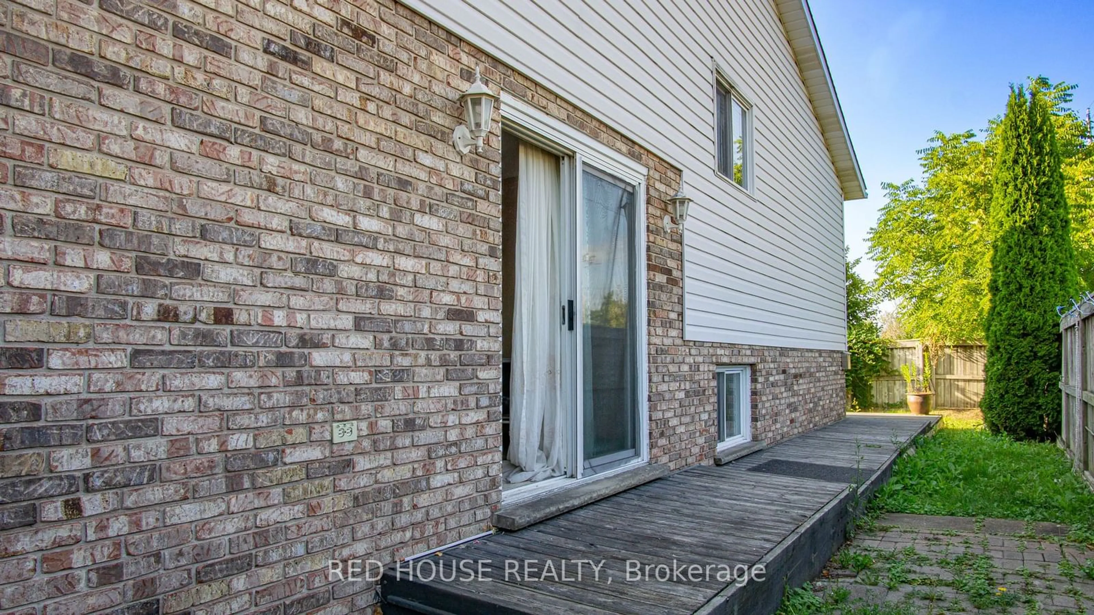 Frontside or backside of a home, the street view for 4 Eastwood Dr, Welland Ontario L3C 6W3