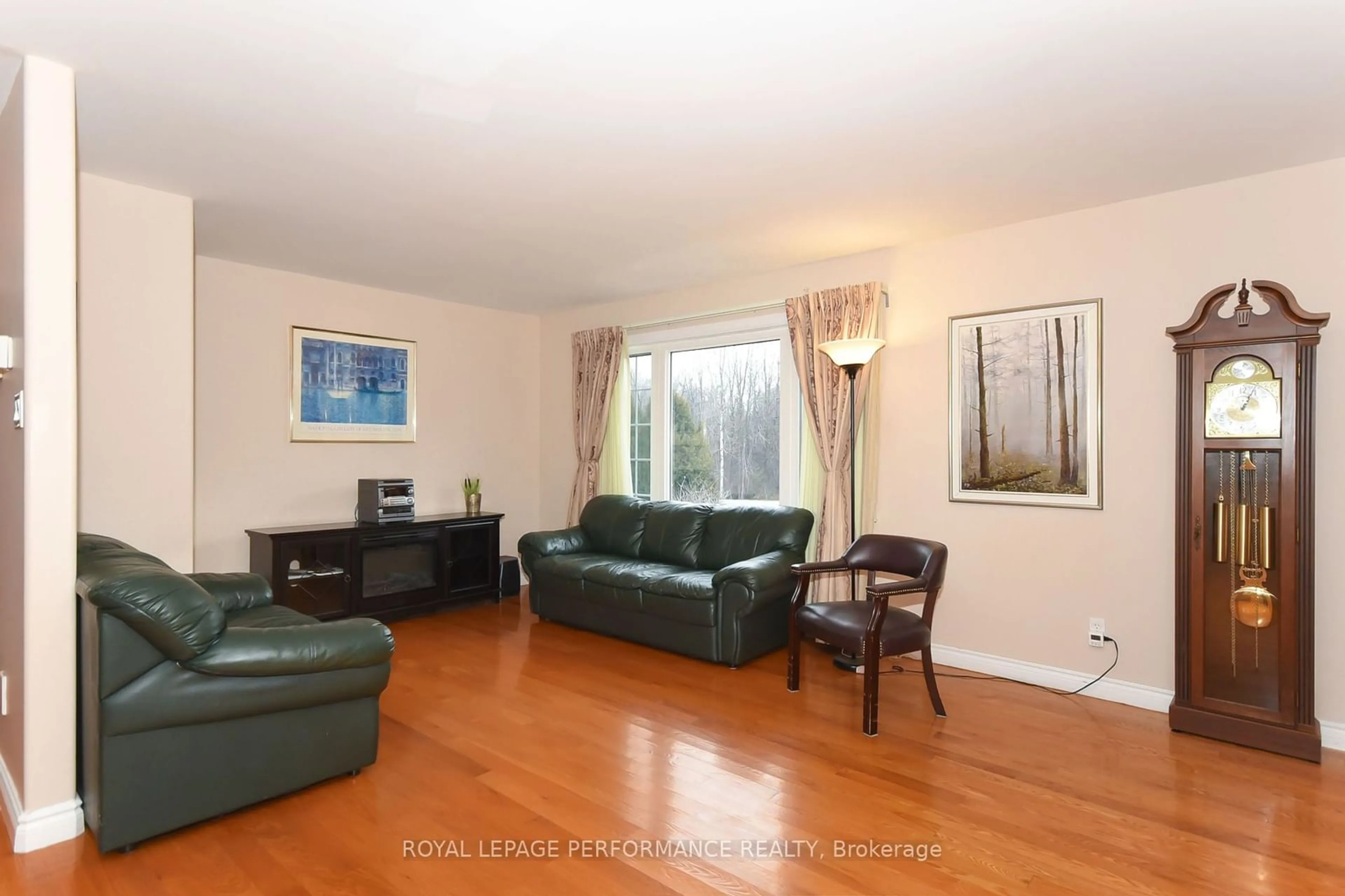 Living room, wood floors for 8355 Nashdale Dr, Greely - Metcalfe - Osgoode - Vernon and Area Ontario K0A 2P0