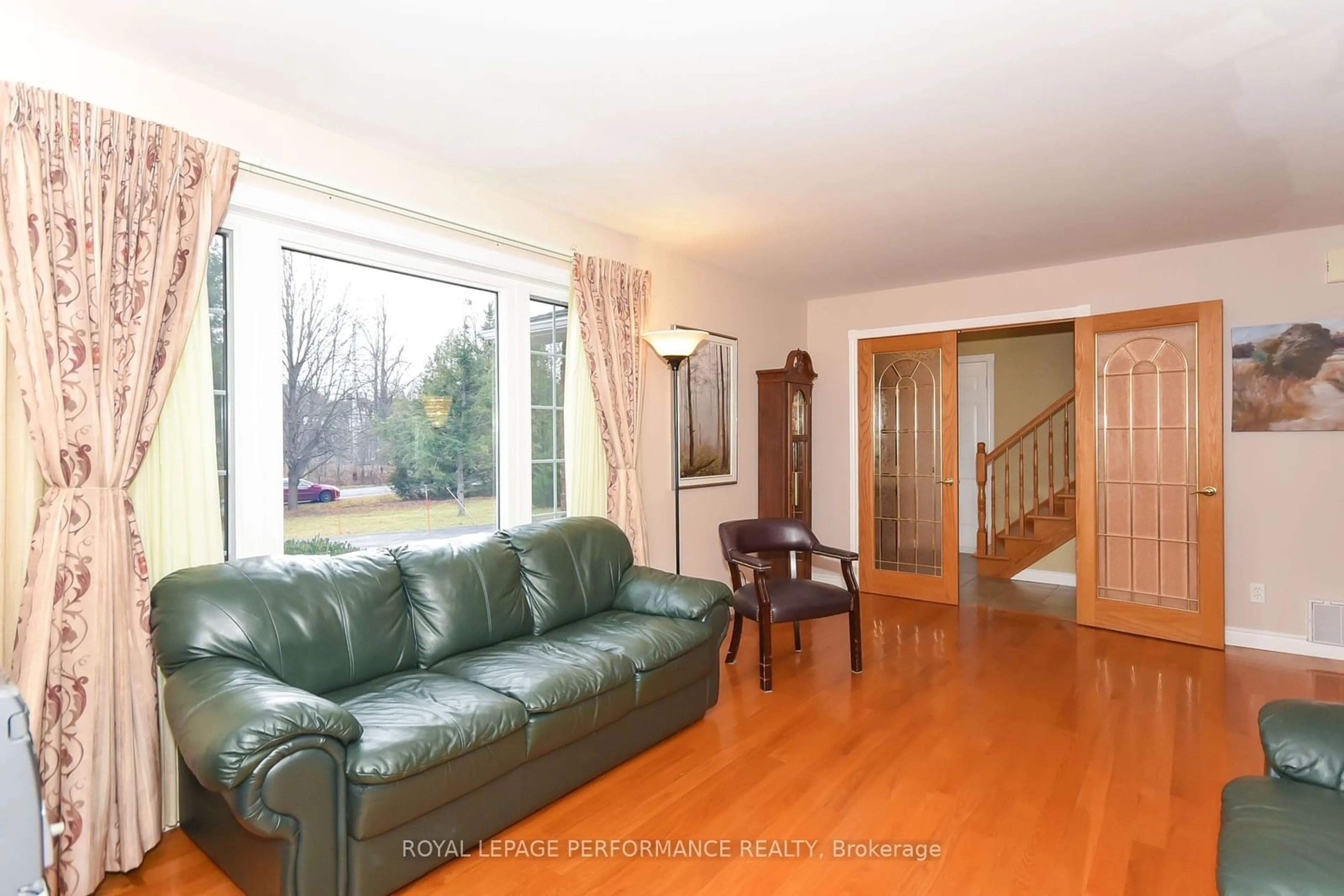 Living room, wood floors for 8355 Nashdale Dr, Greely - Metcalfe - Osgoode - Vernon and Area Ontario K0A 2P0