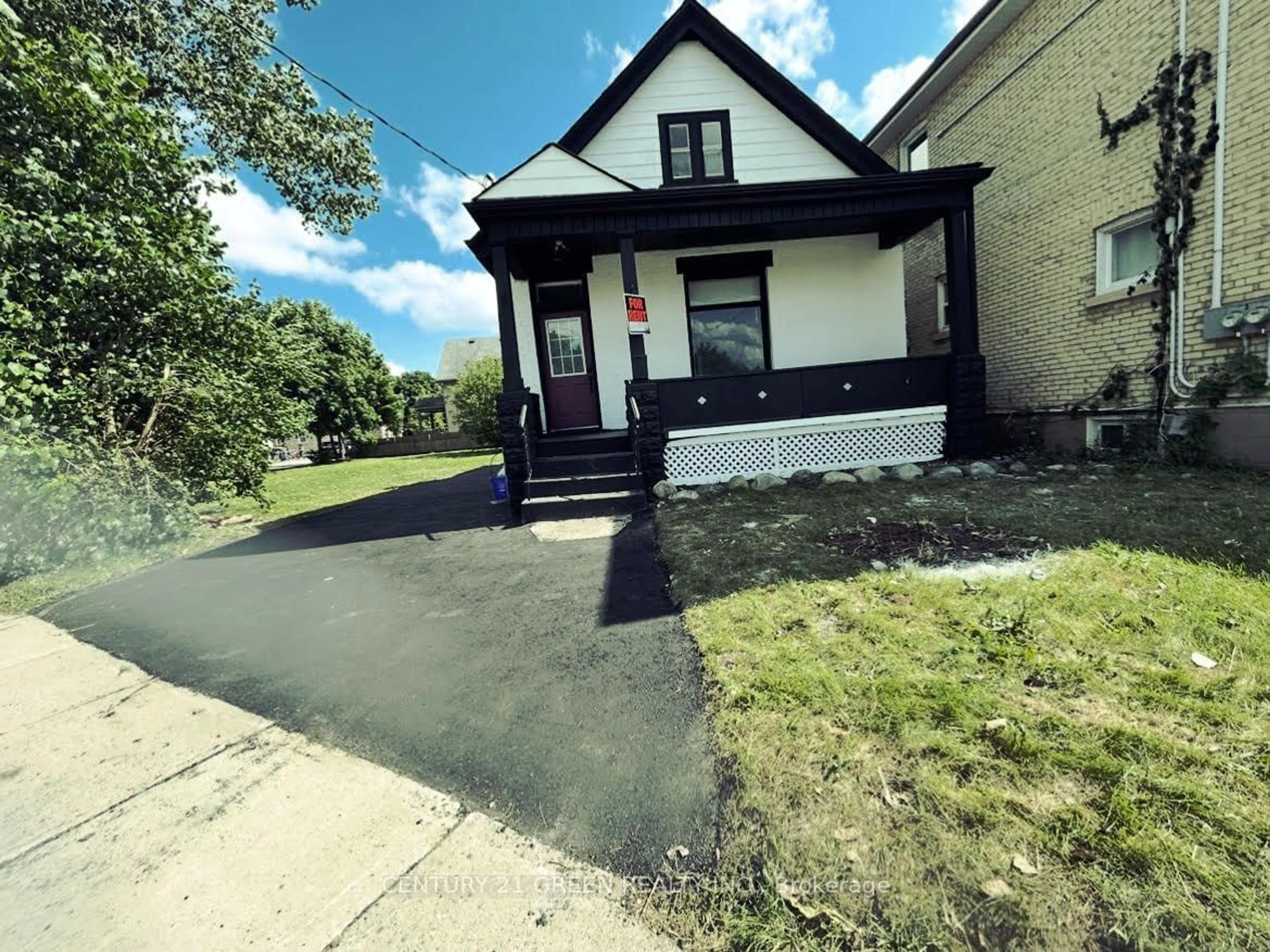 Frontside or backside of a home, the street view for 633 Hamilton Rd, London Ontario N5Z 1T1