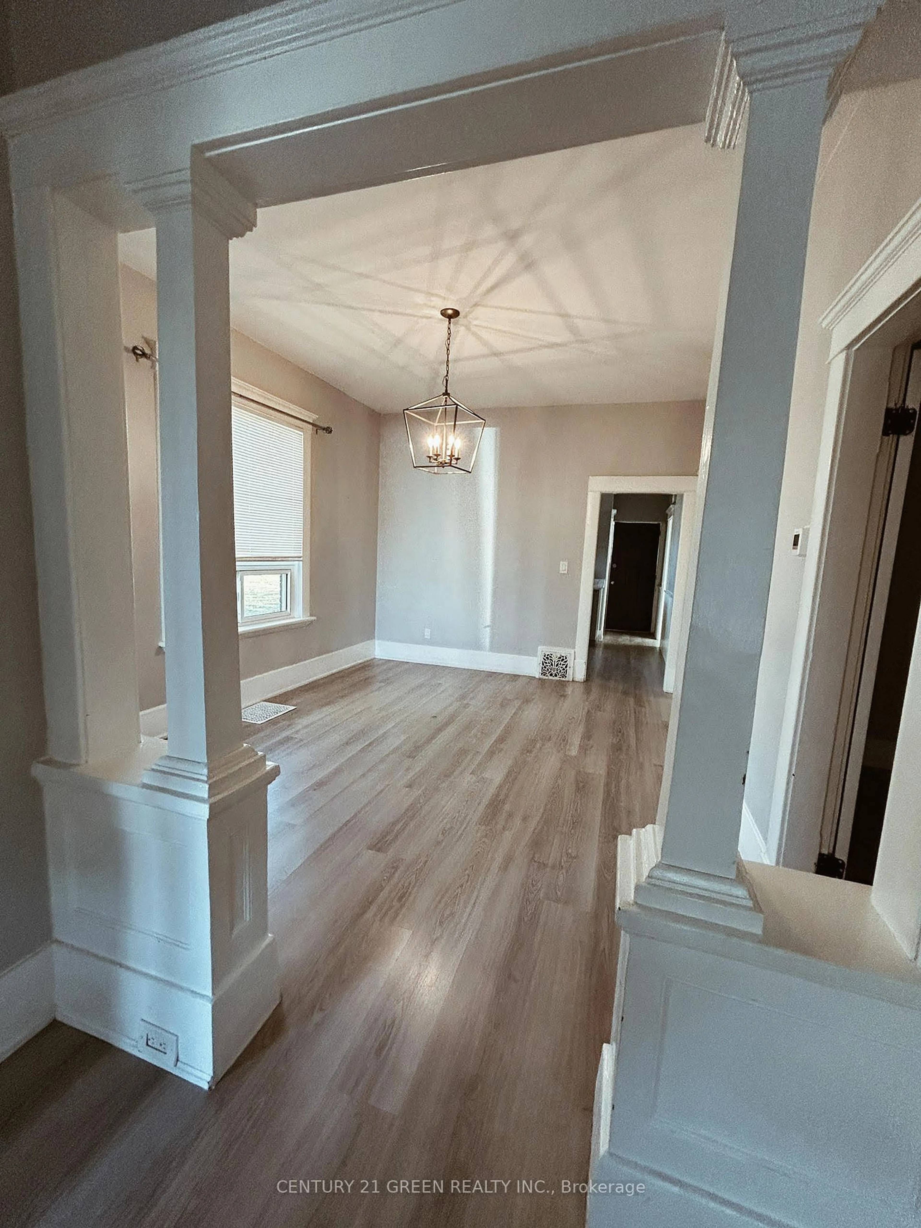 Indoor foyer, wood floors for 633 Hamilton Rd, London Ontario N5Z 1T1