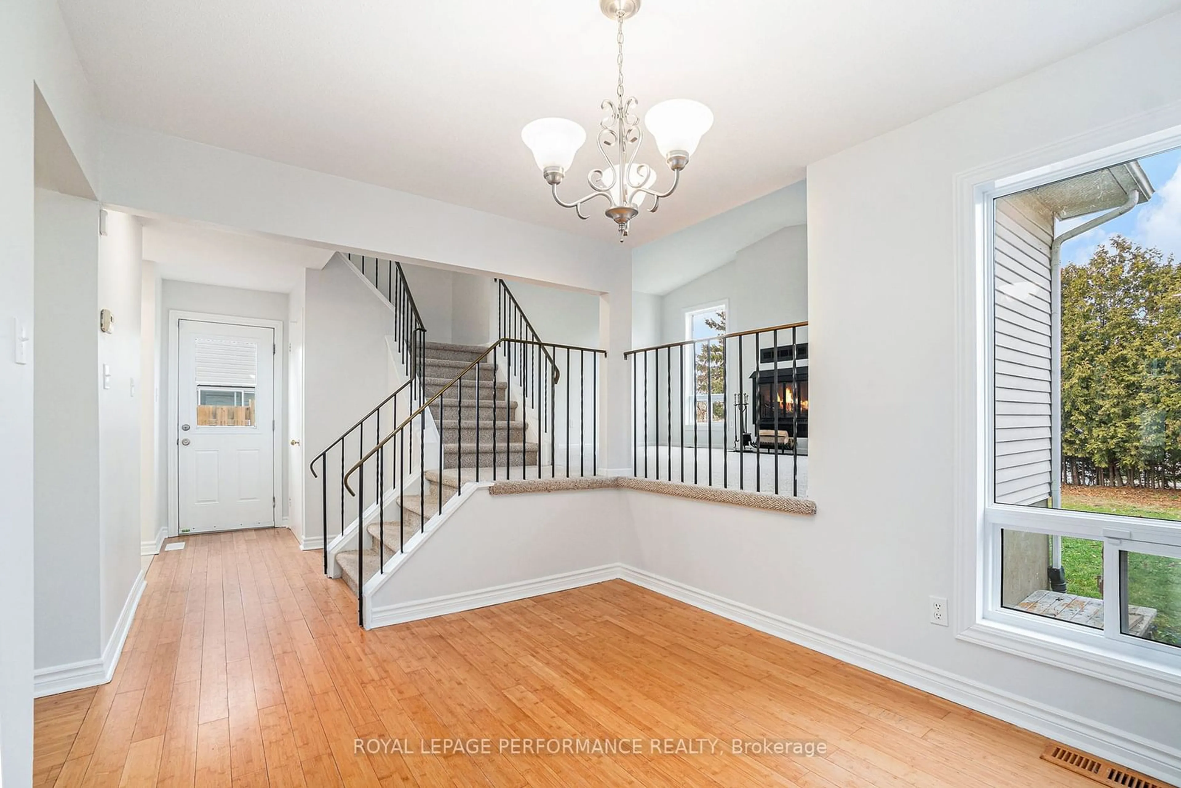 Indoor entryway, wood floors for 6377 St. Louis Dr, Orleans - Convent Glen and Area Ontario K1C 2X9