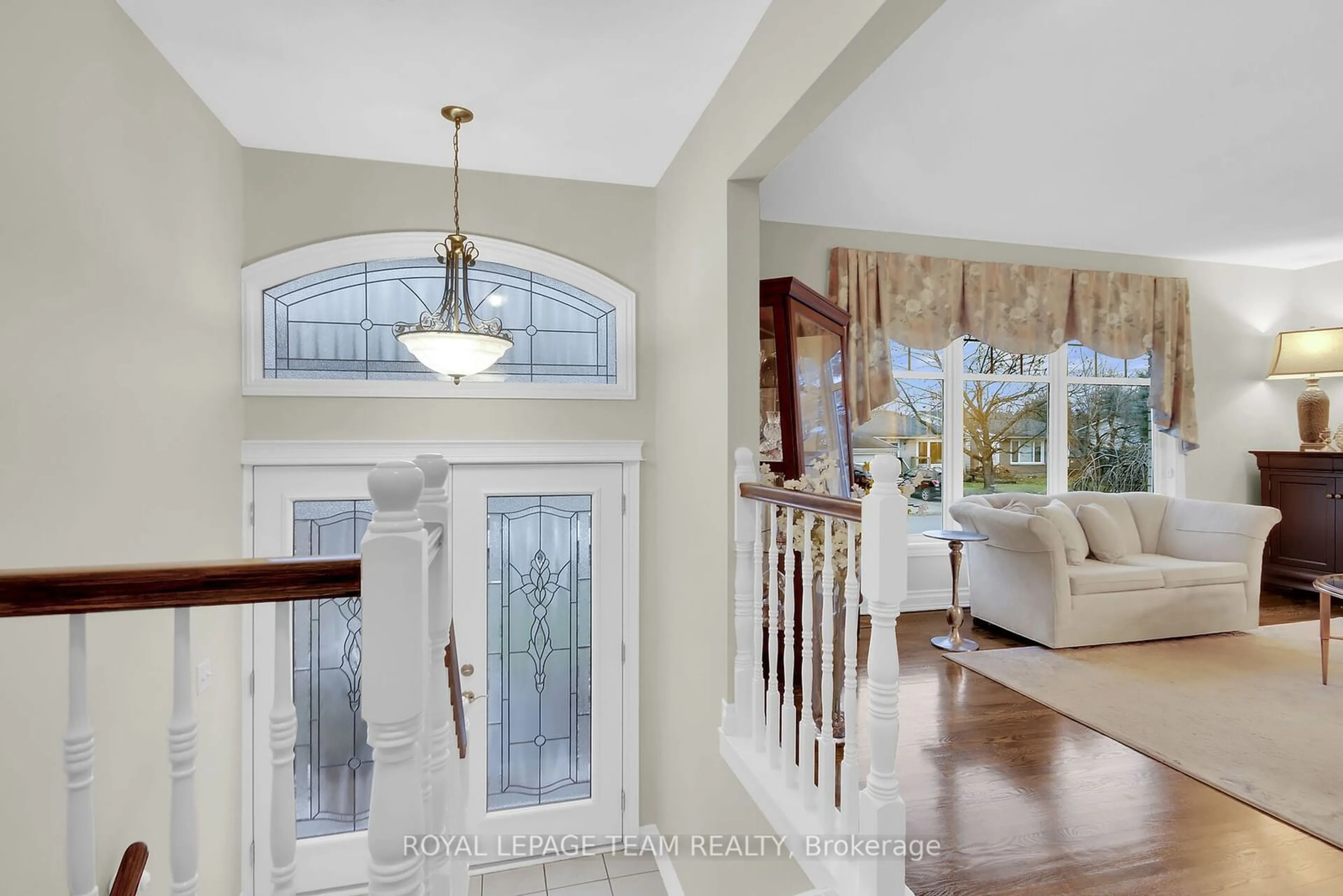 Indoor entryway, wood floors for 172 Old Colony Rd, Kanata Ontario K2L 1M7