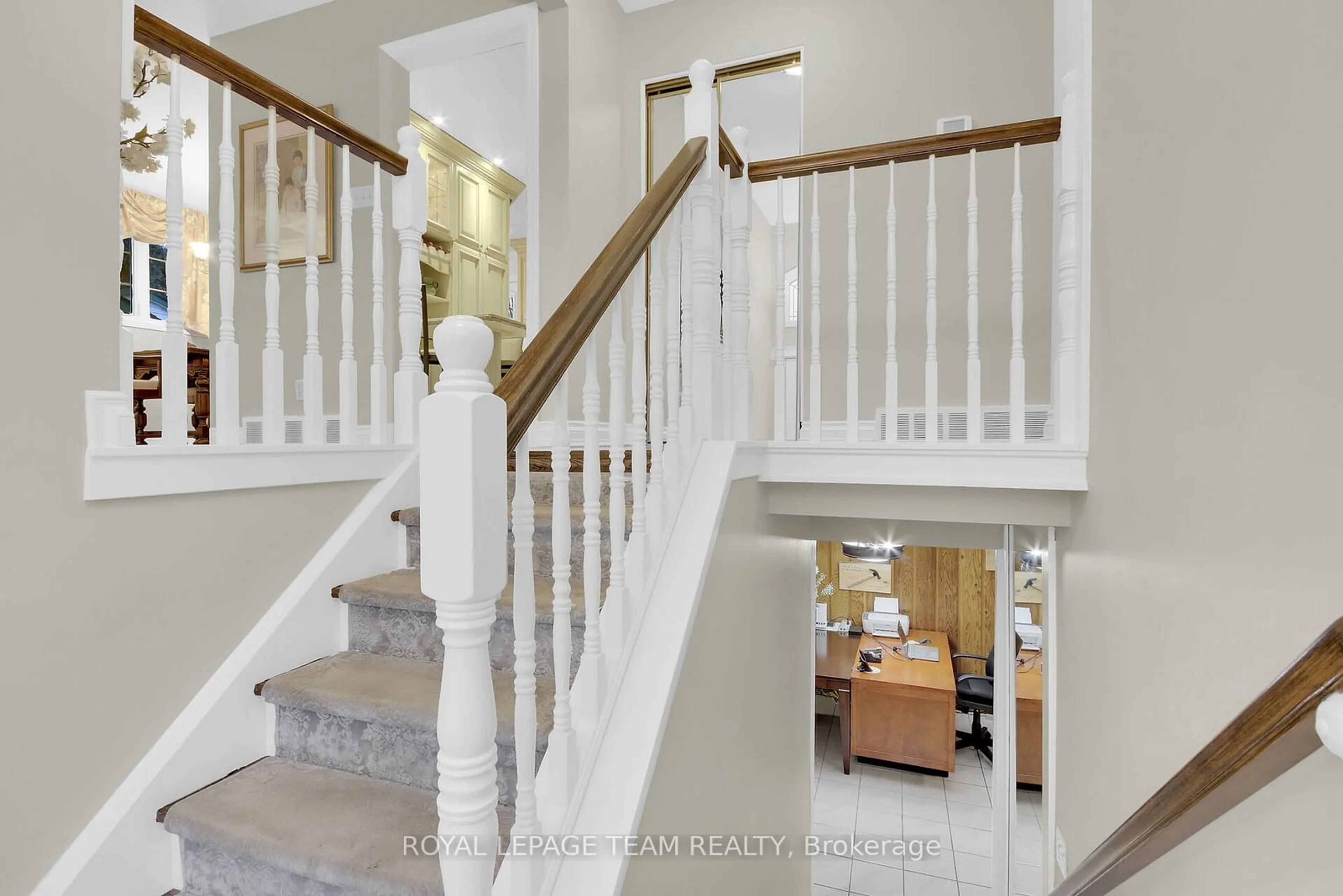 Indoor foyer, wood floors for 172 Old Colony Rd, Kanata Ontario K2L 1M7