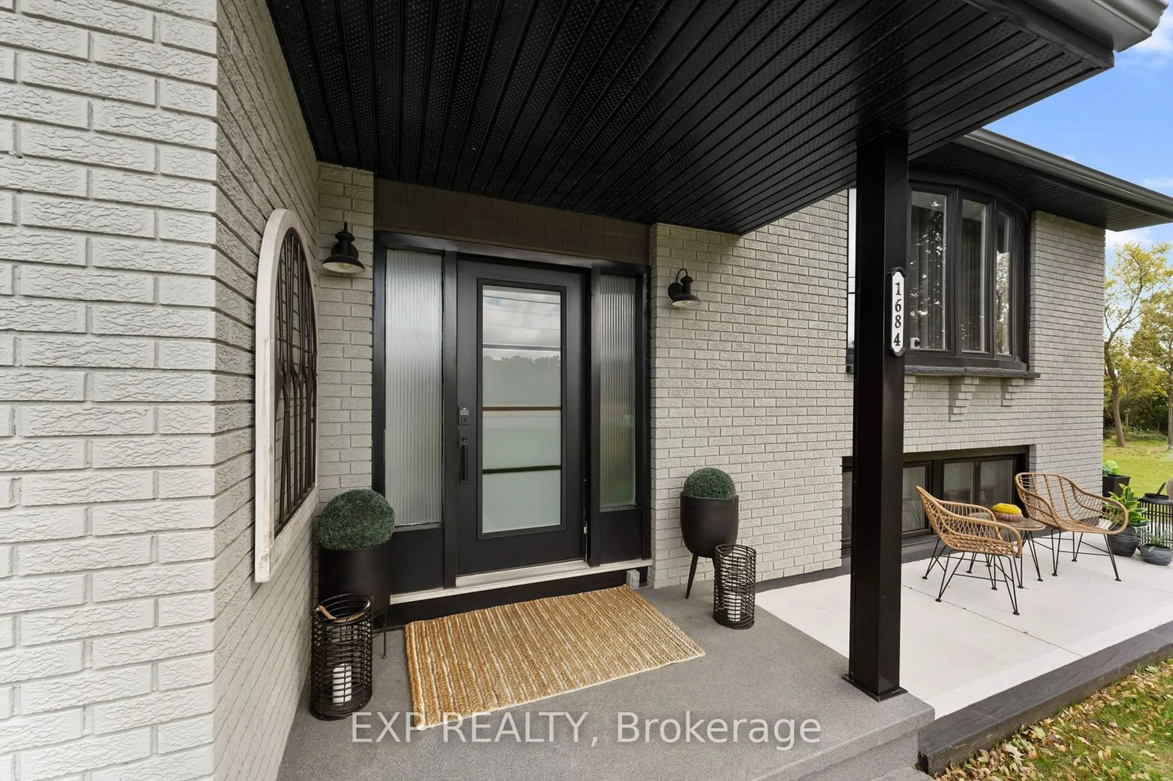 Indoor entryway, wood floors for 1684 BATTERSEA Rd, Kingston Ontario K0H 1S0