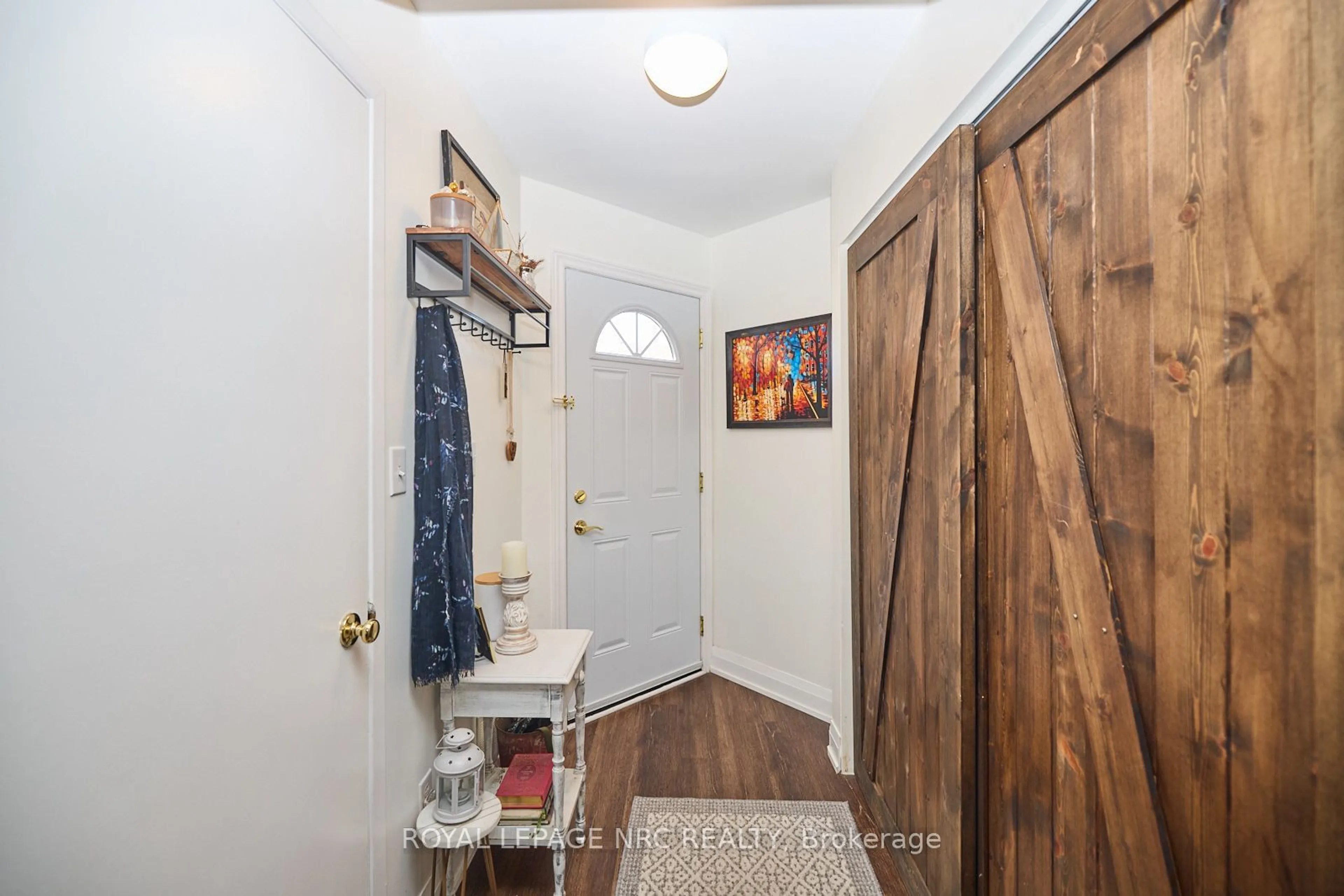 Indoor entryway, wood floors for 189 DORCHESTER Blvd #106, St. Catharines Ontario L2M 7V8