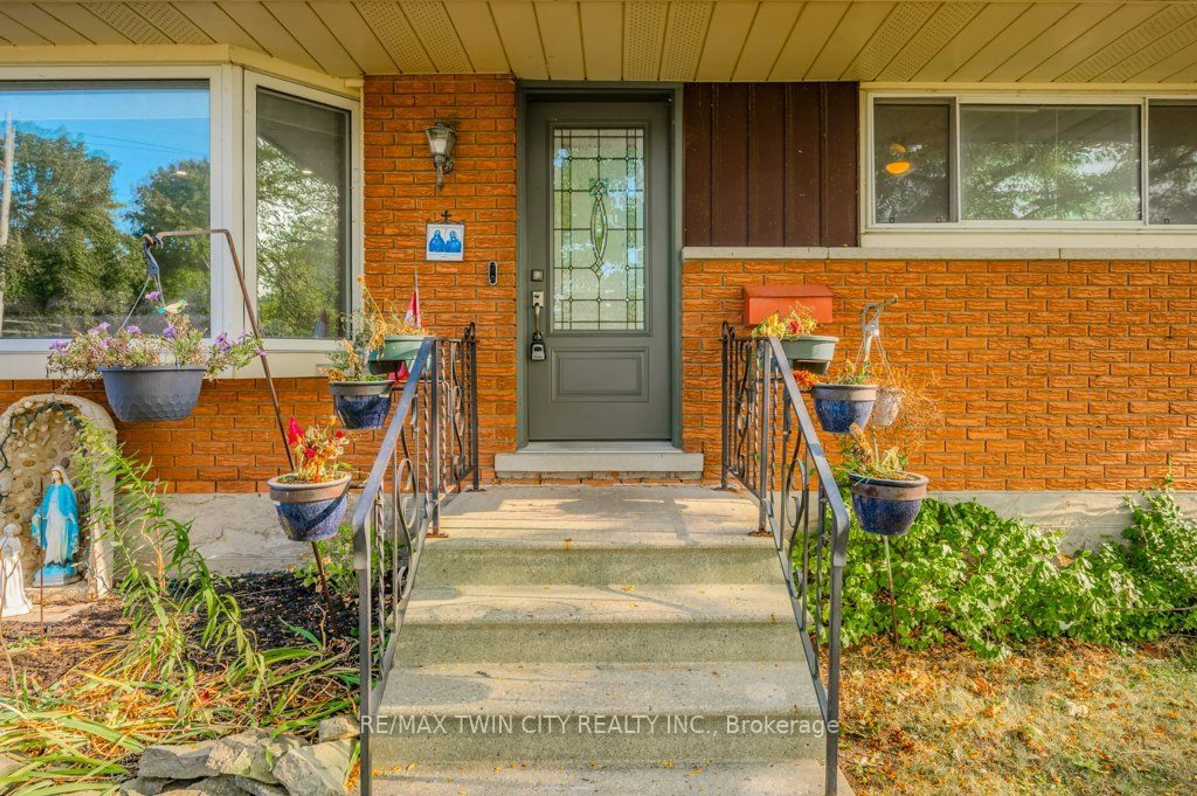 Indoor entryway, wood floors for 841 Westminster Dr, Cambridge Ontario N3H 1V4