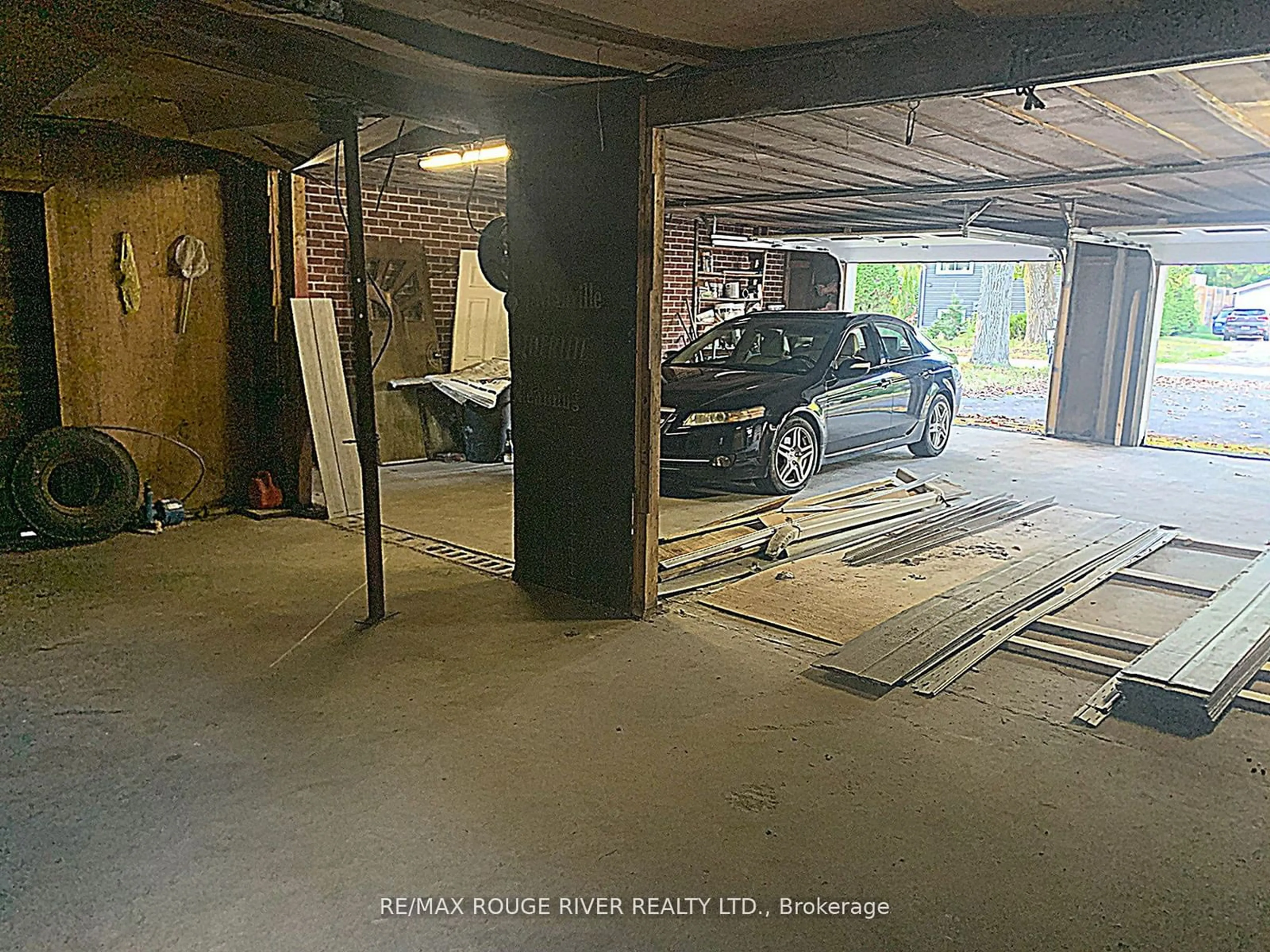 Indoor garage, not visible floor for 125 Oakwood Dr, Gravenhurst Ontario P1P 1B3